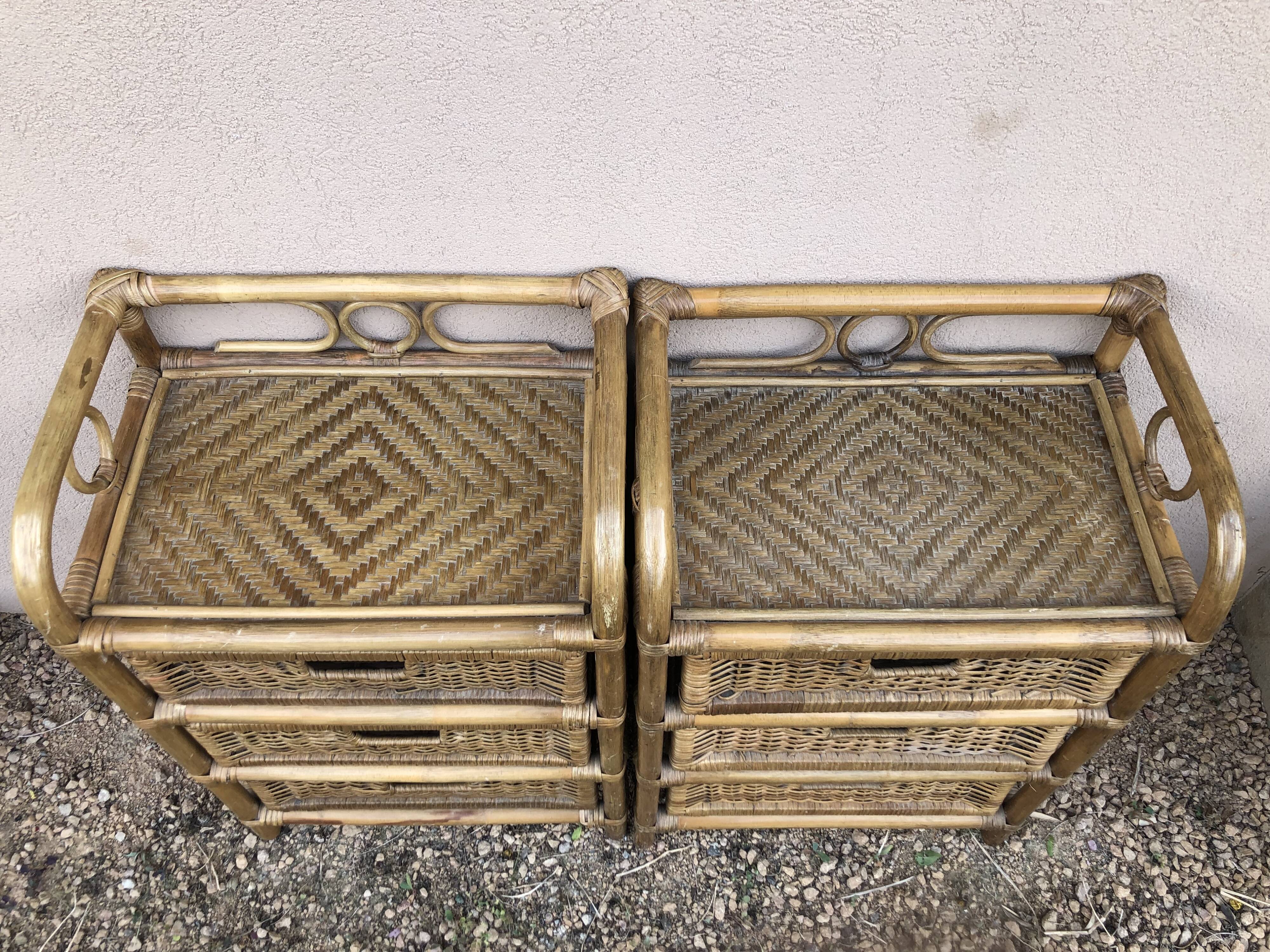 Paire de tables de chevet vintage, à 3 tiroirs, en bambou et rotin