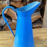 Broc vintage en métal émaillé bleu