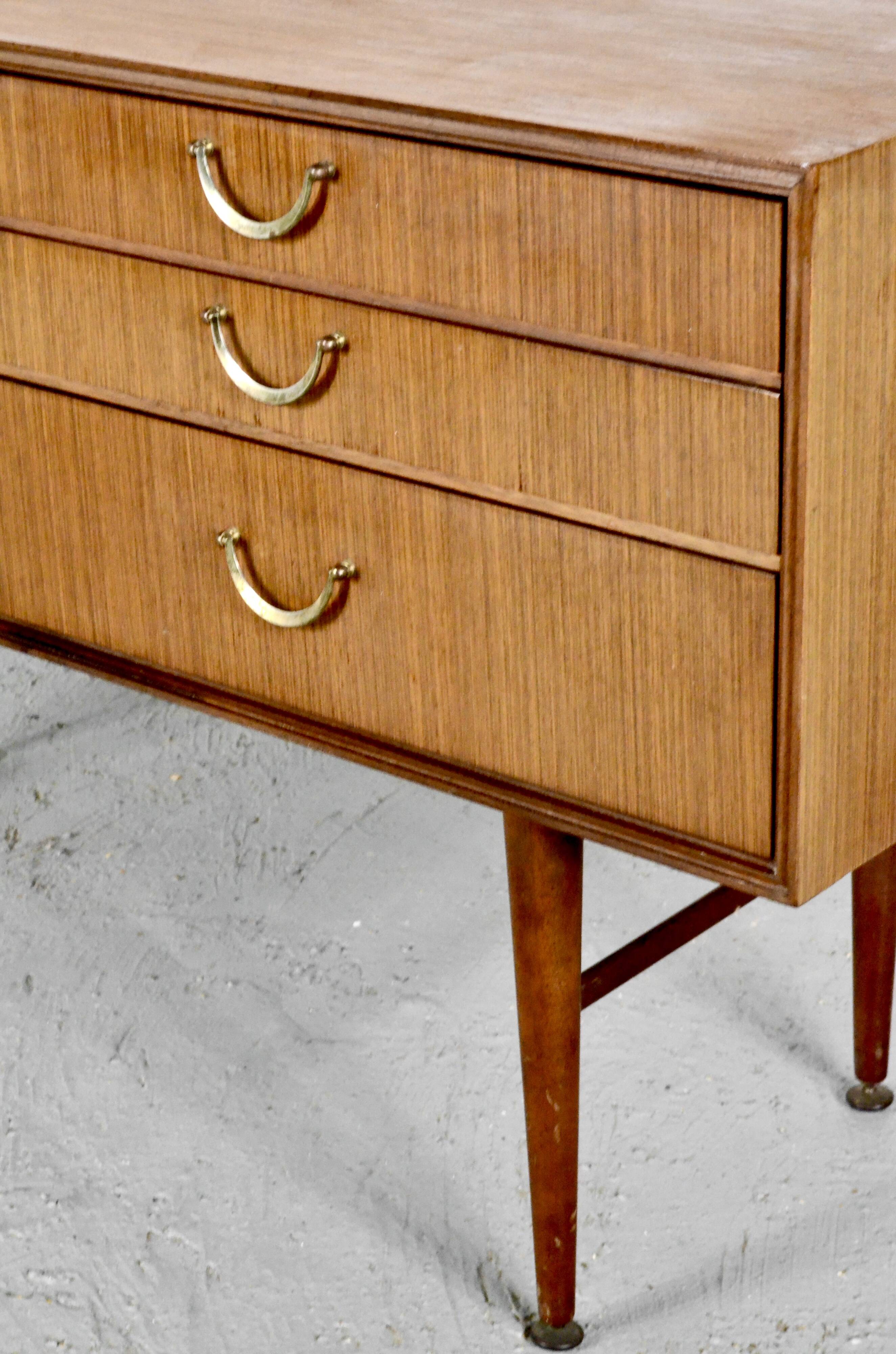 Buffet/commode Meredew du milieu du siècle en teck. Vintage
