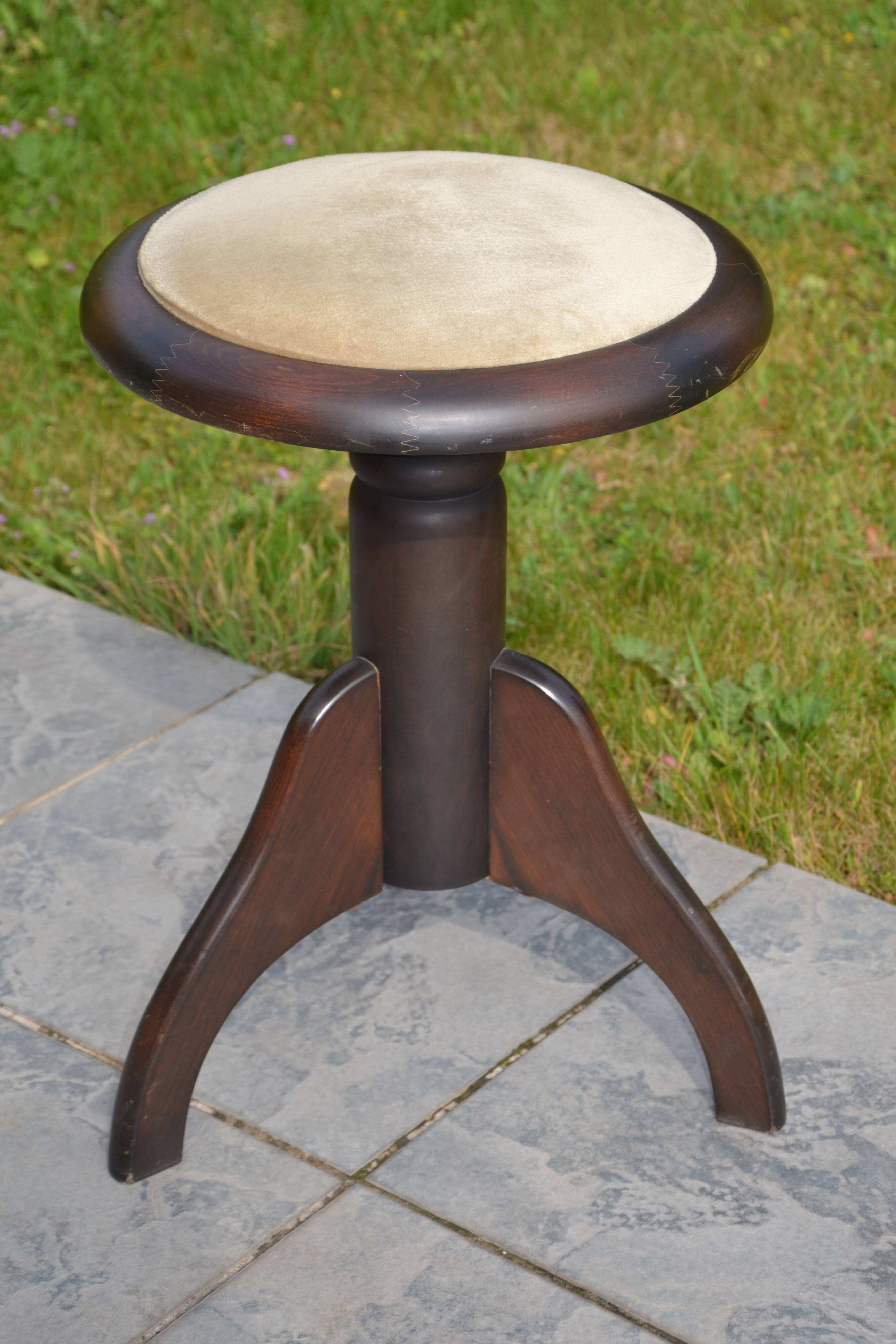 Rotating piano stool