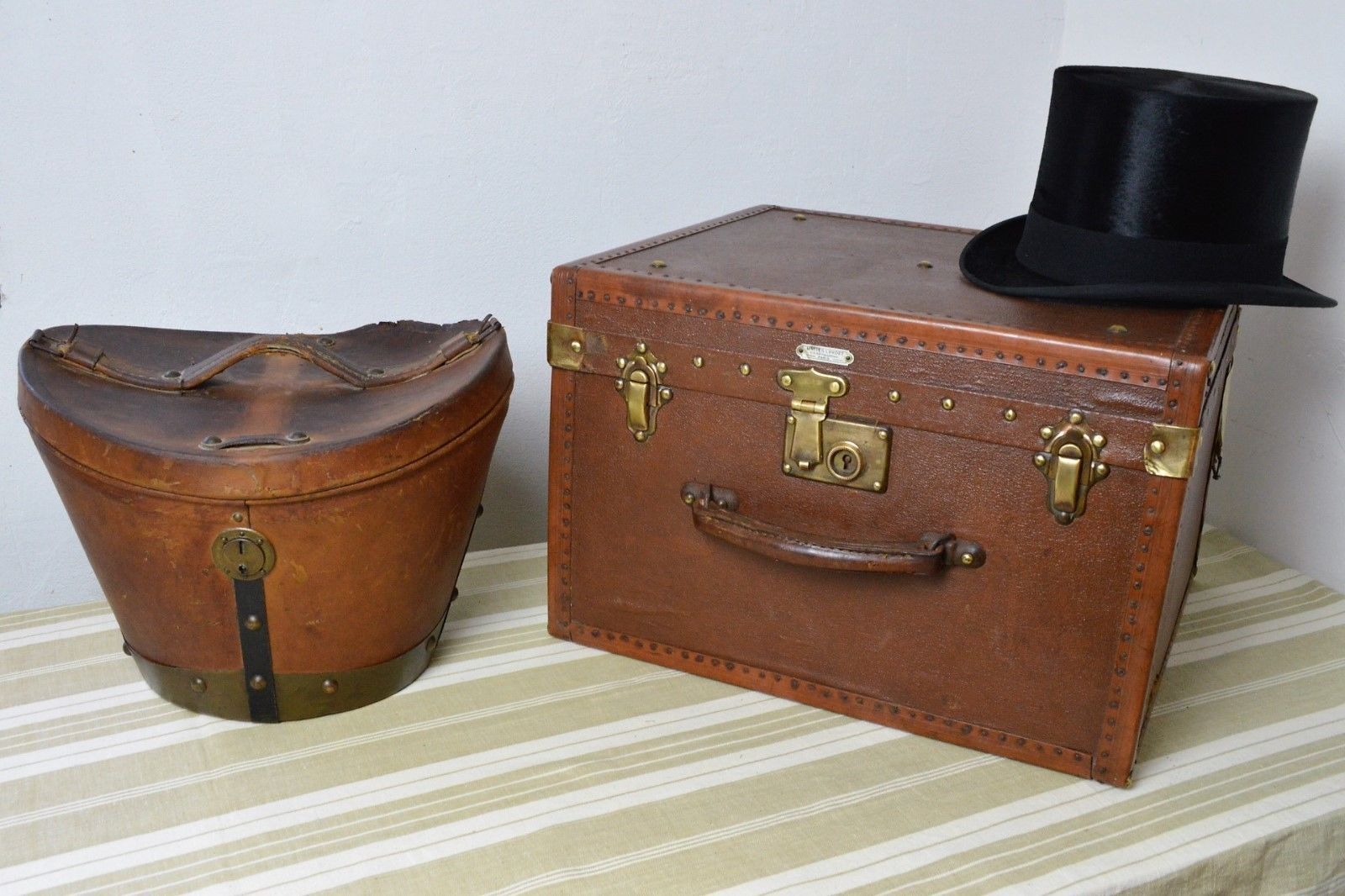 Old trunk of luxury Lavoet