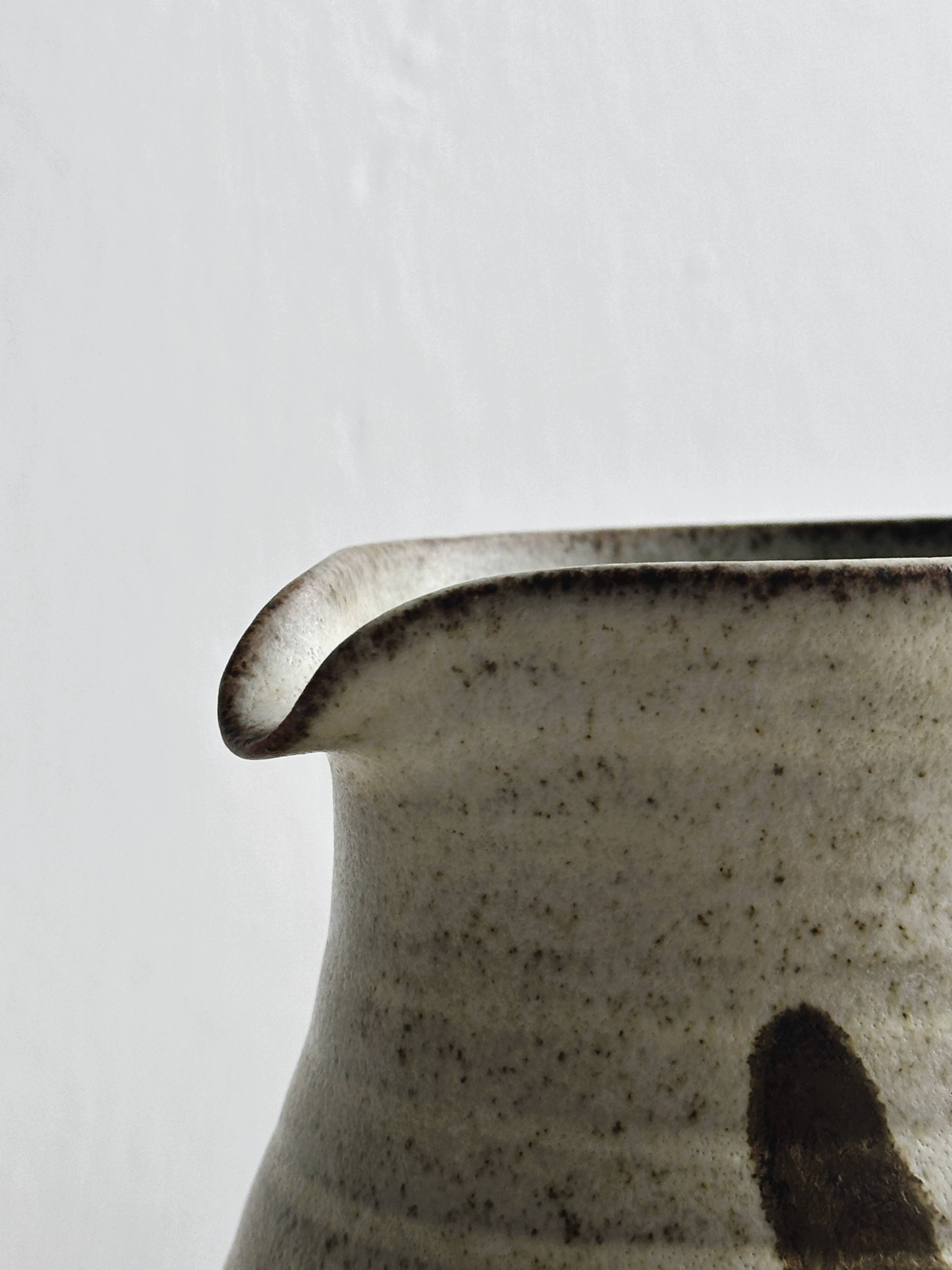 Pichet en céramique artisanale, grès émaillé décor abstrait