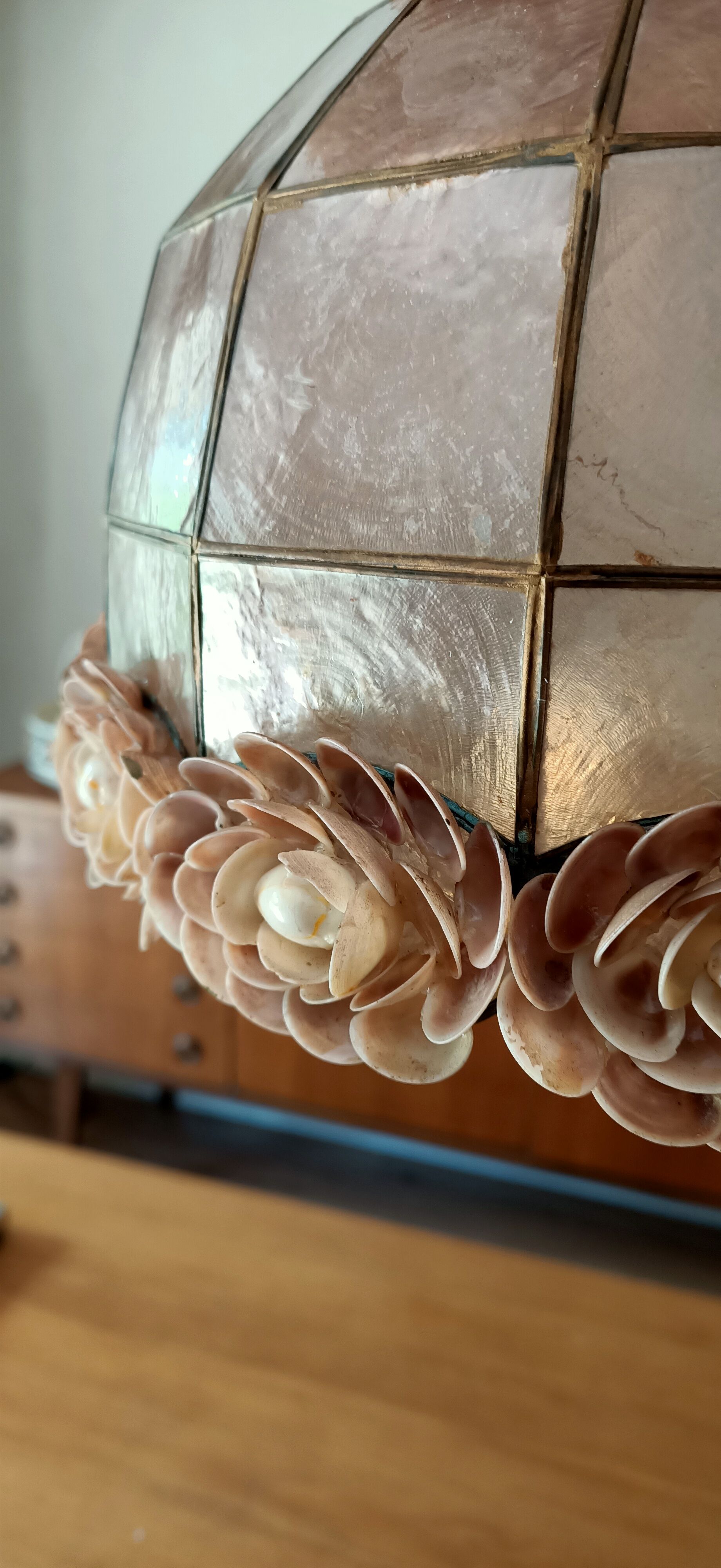 Vintage mother-of-pearl suspension