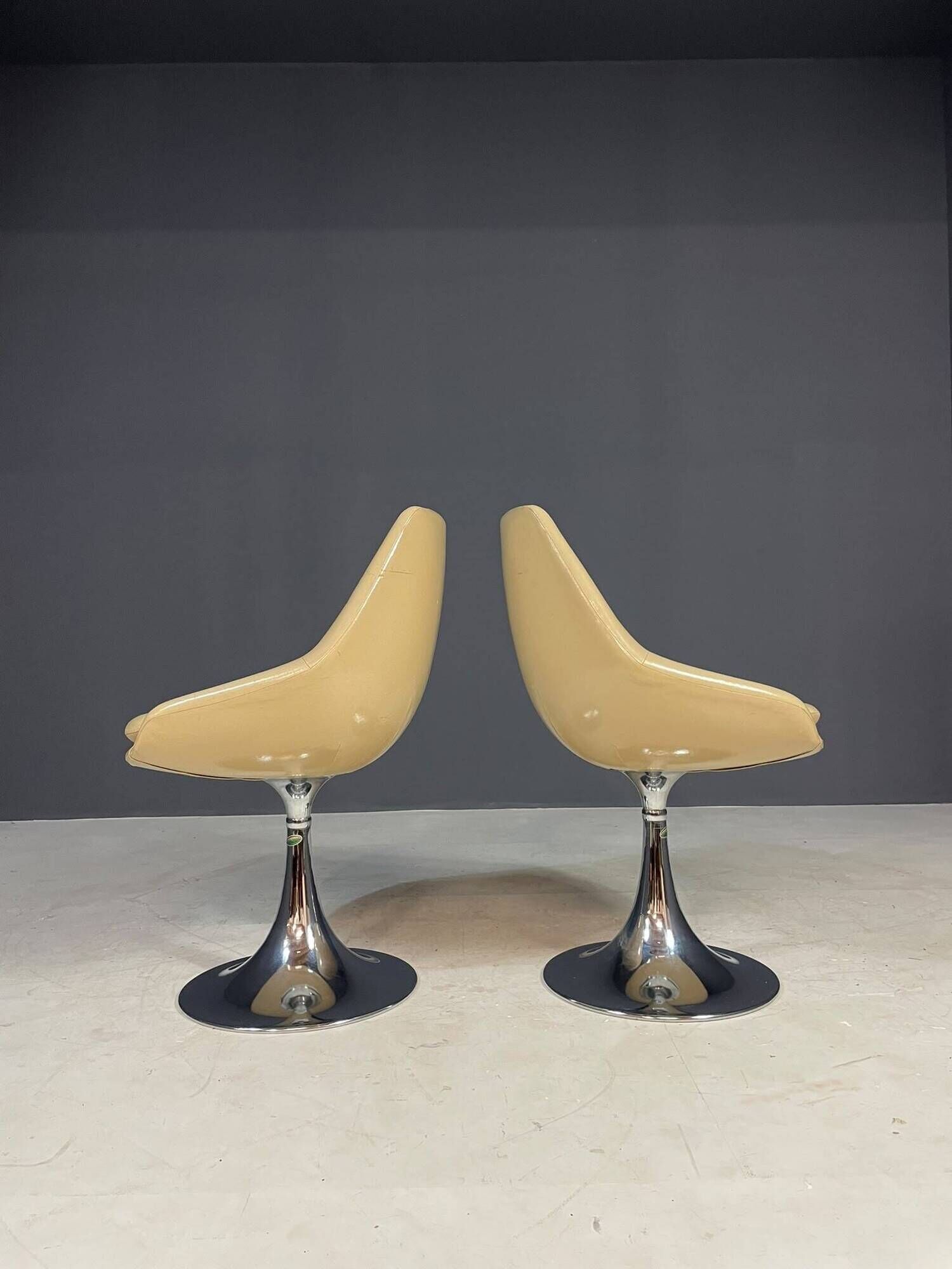 Pair of Beige Swivel Chairs with Chrome Pedestal Bases, France, 1970s, 82 × 55 × 45 cm
