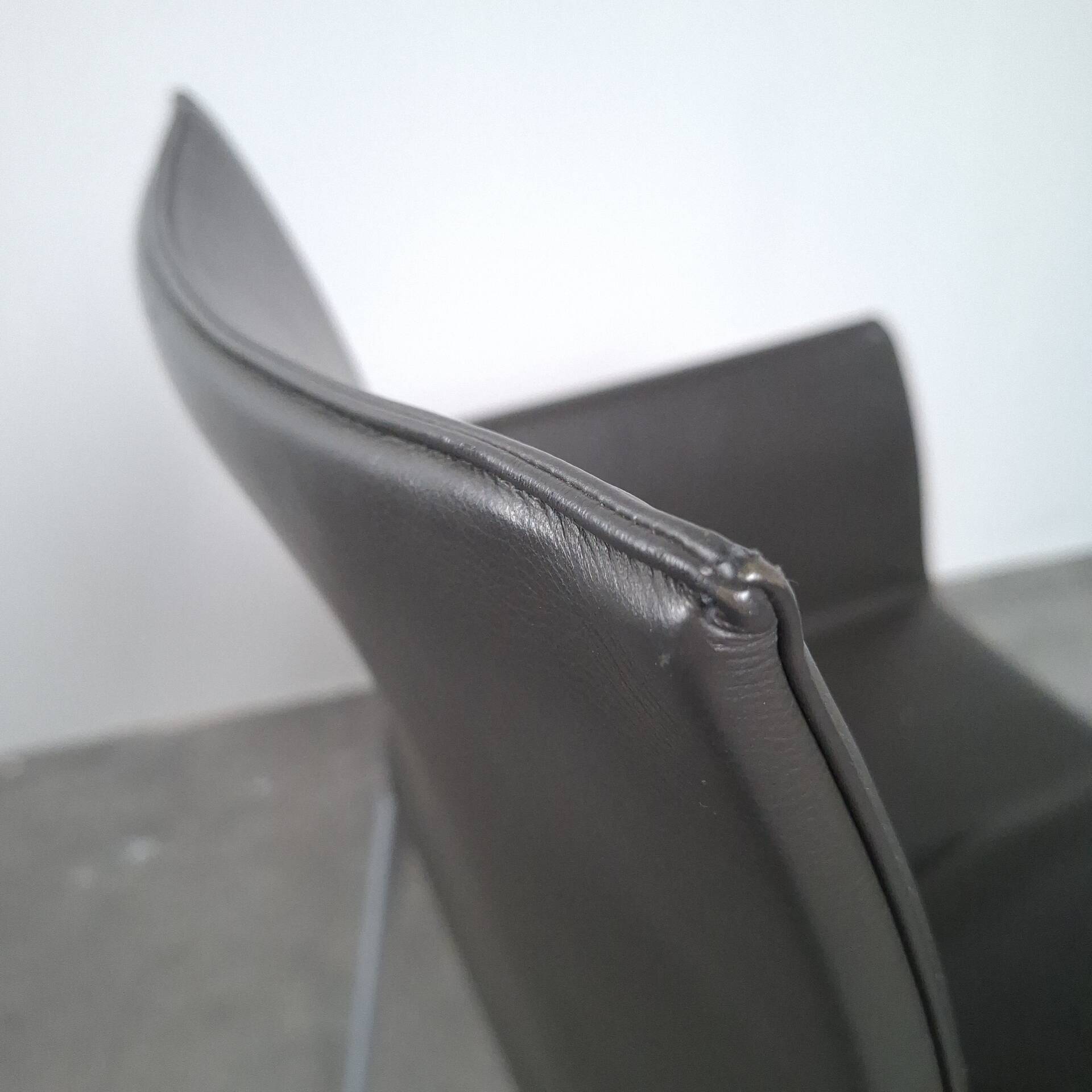 2 chaises à accoudoir Zanotta modèle Lia design de Roberto Barbieri
