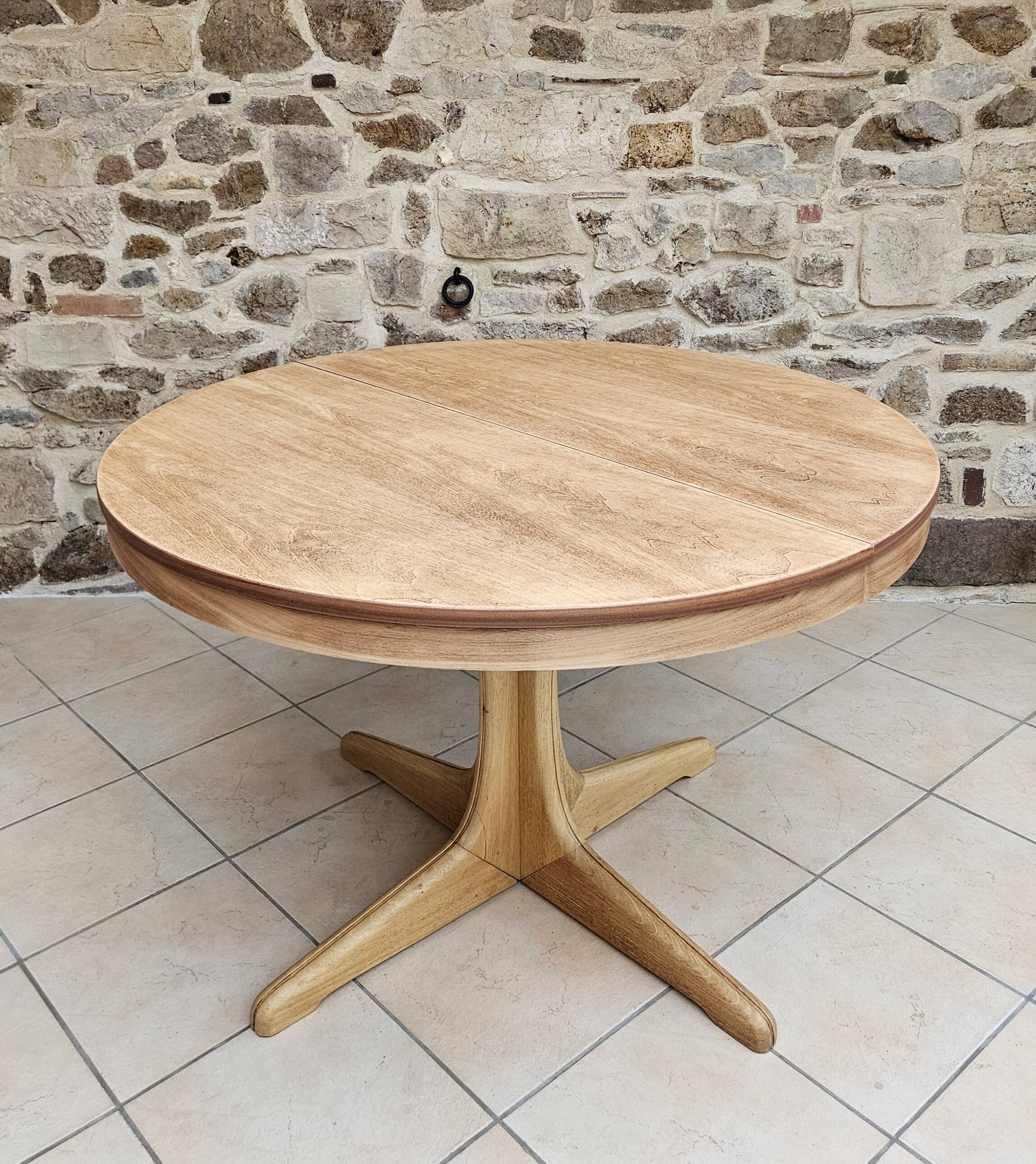 Baumann style round table