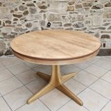 Baumann style round table