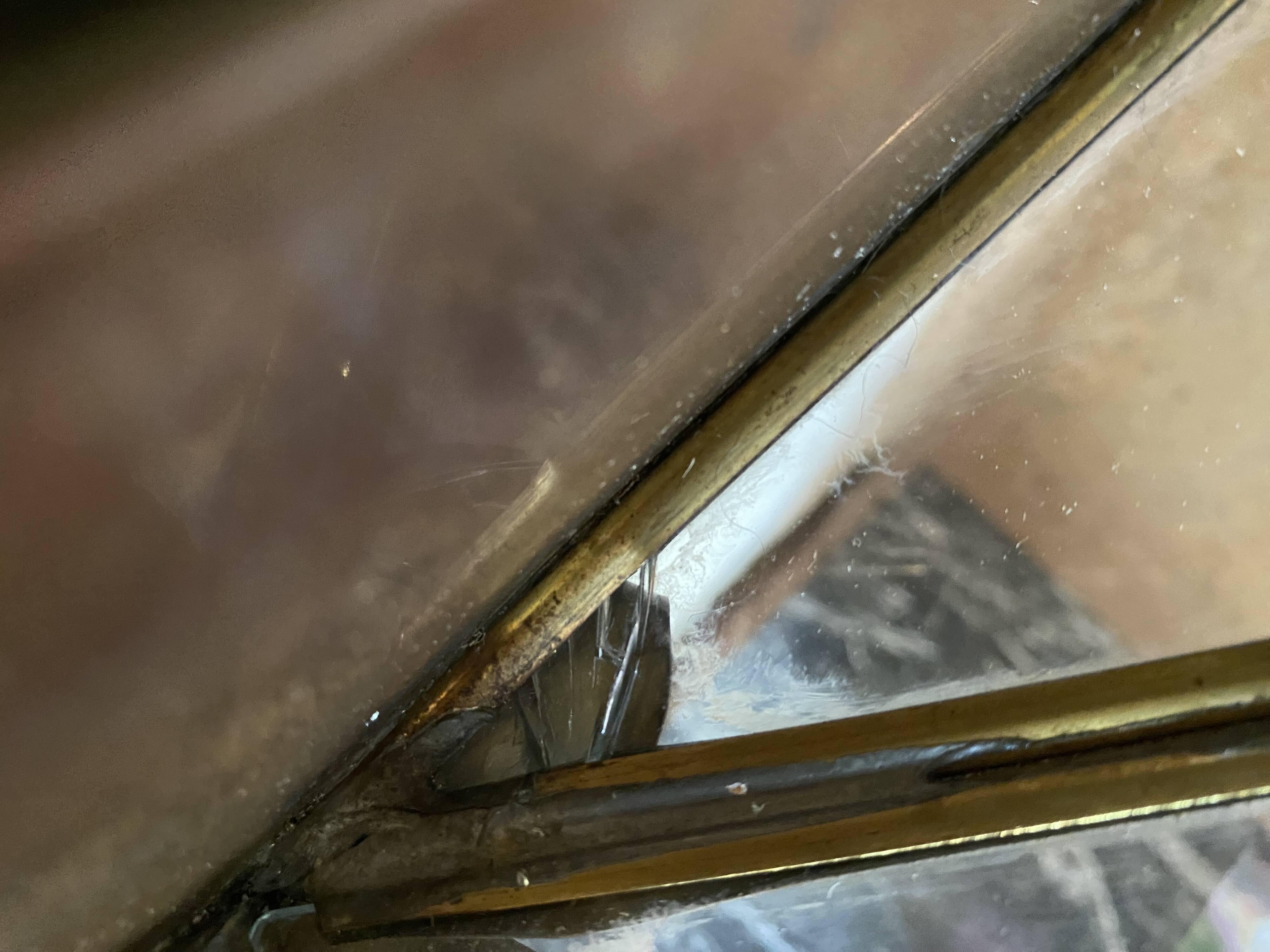 Vitrine en laiton et verre