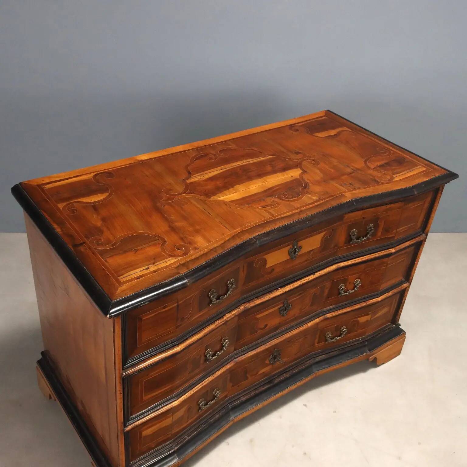 Antique Baroque commode with 3 drawers, Italy, 18th century.