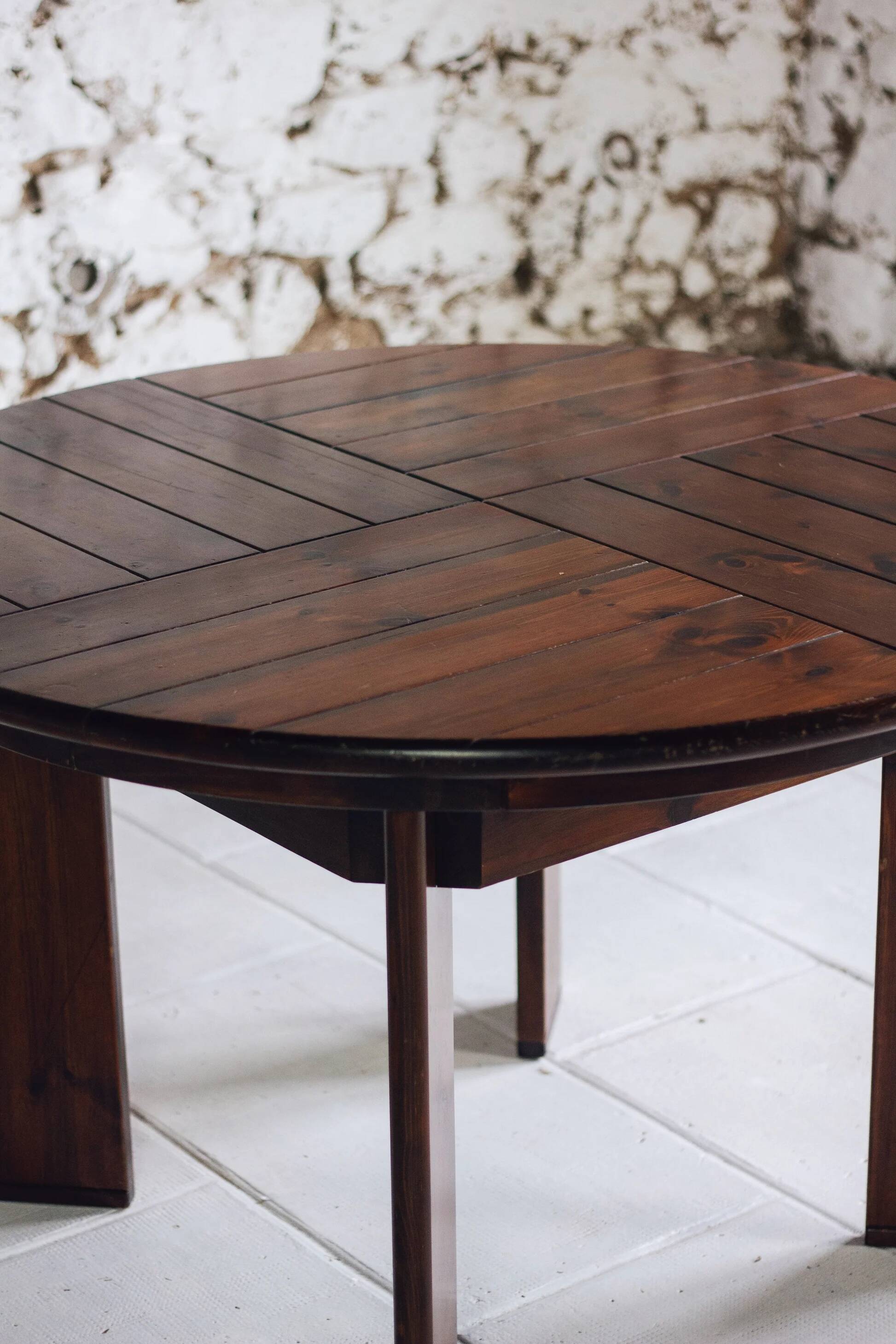 Extendable table and 5 chairs by Silvio Coppola, 1970.