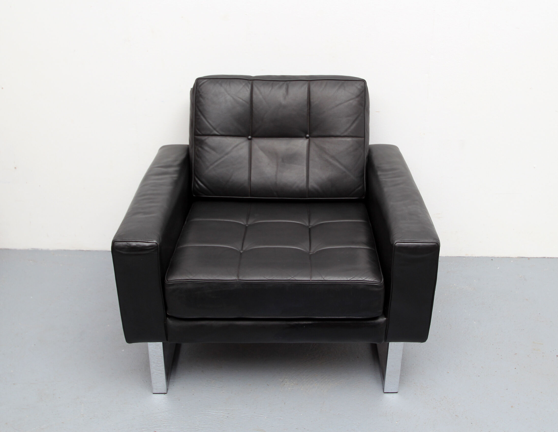 Fauteuil en cuir des années 1970 avec pieds chromés