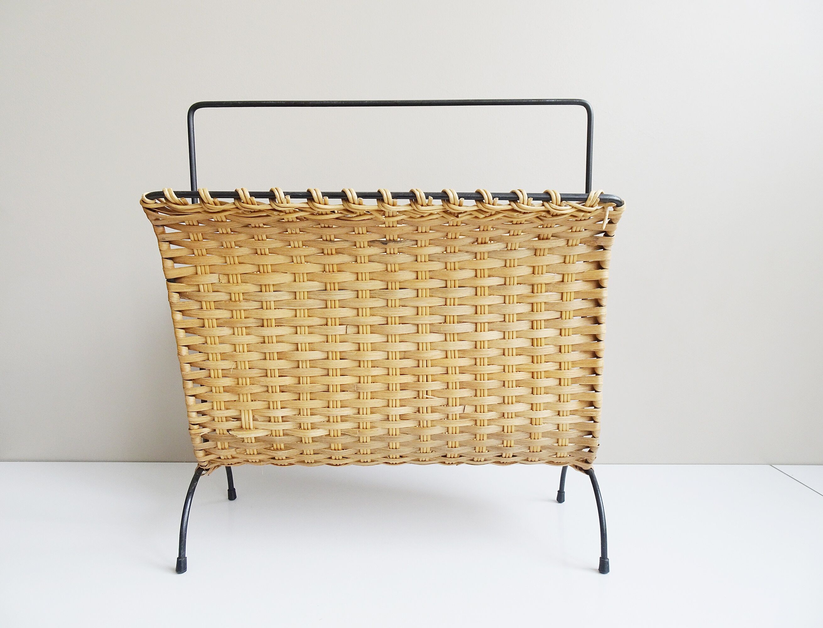 Magazin rack made of rattan and iron
