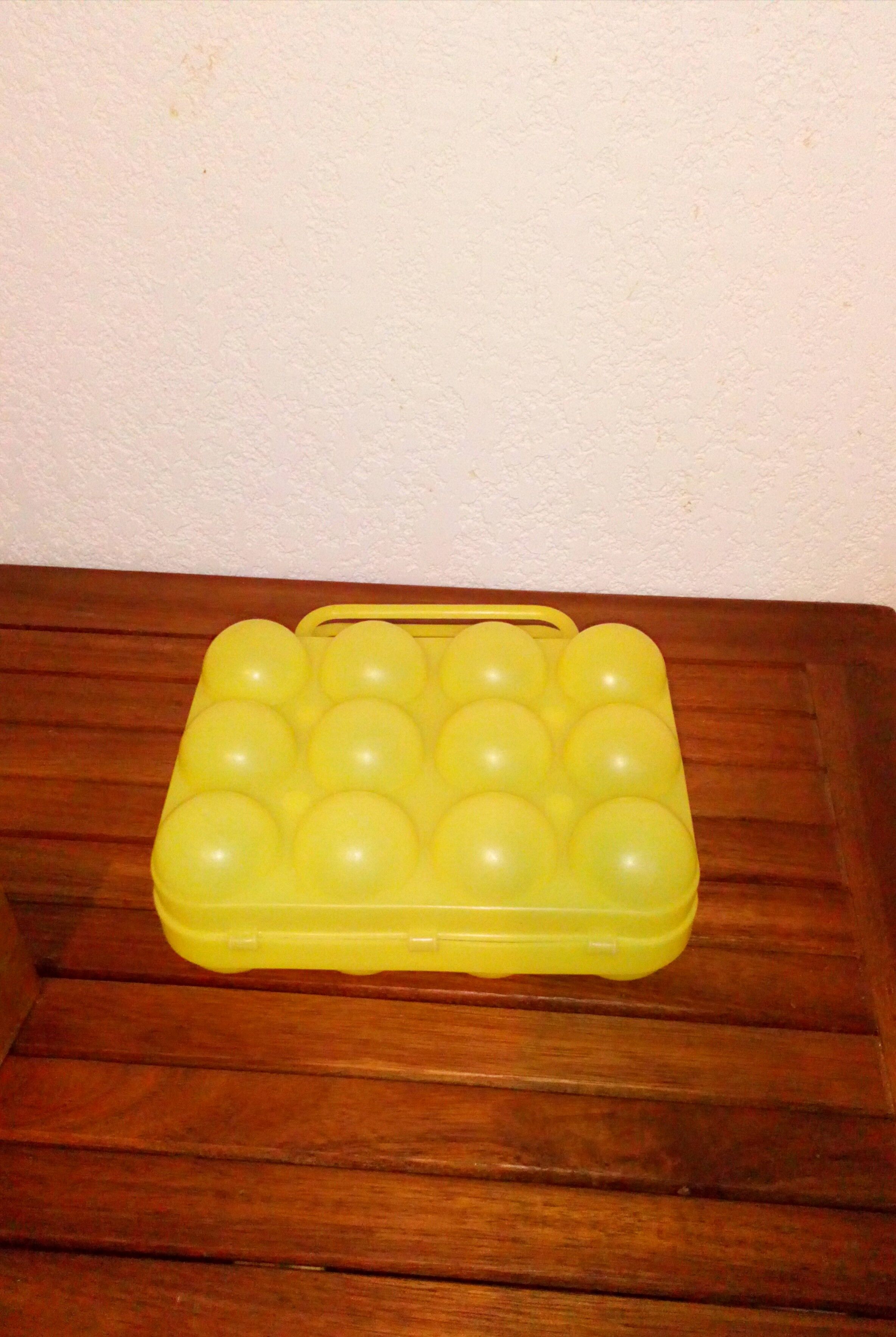 Boîte à oeufs vintage jaune