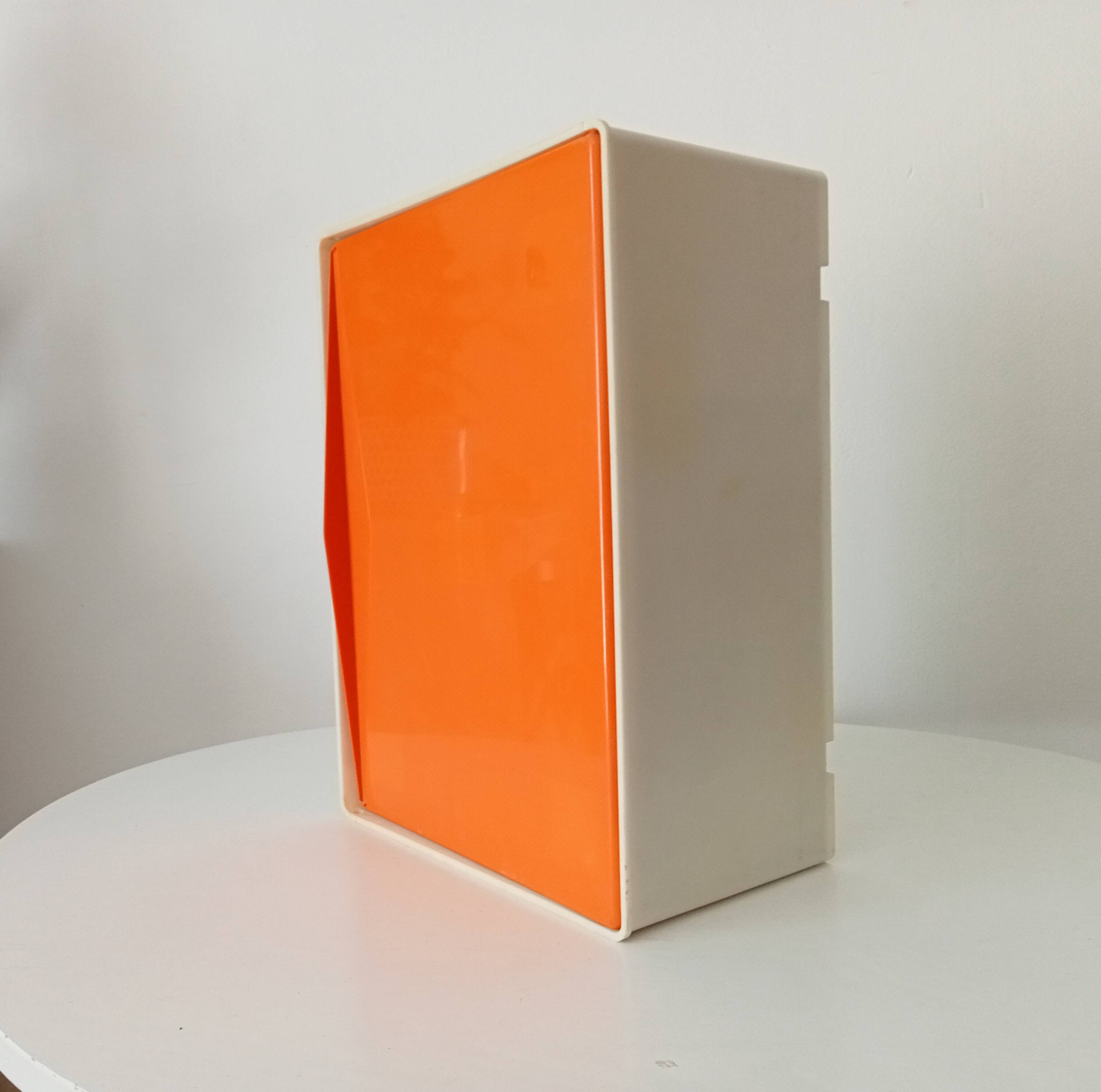 Vintage medicine cabinet in rigid plastic 70s