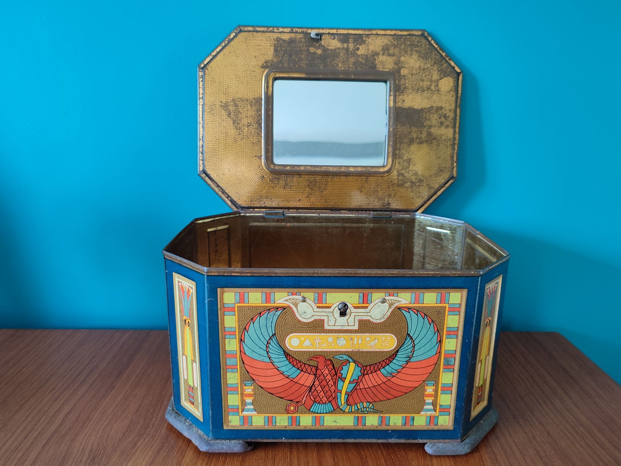 Ancient jewelry box in lithographed sheet metal Cléopâtre Egypt