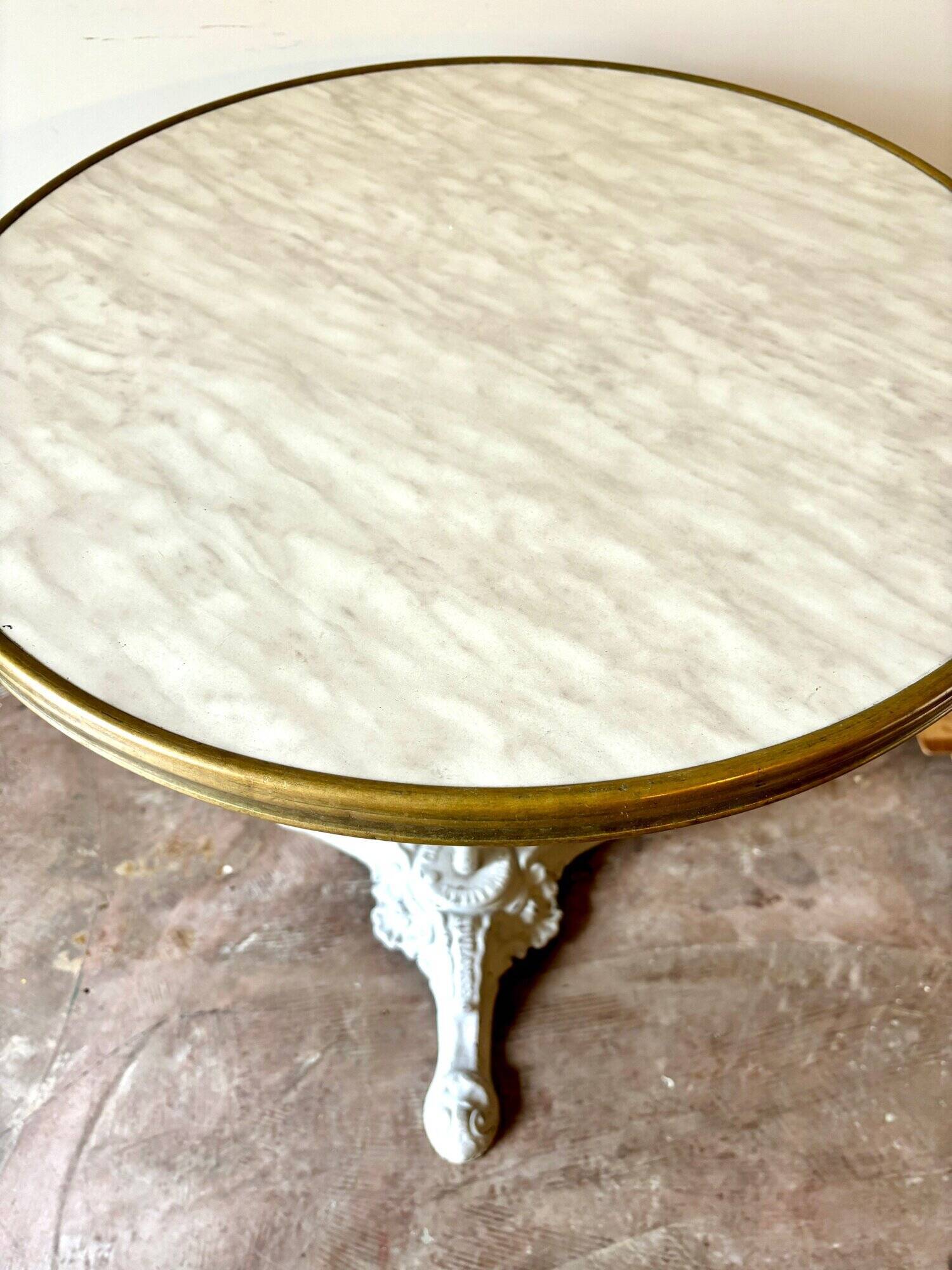 Table bistrot en fonte de fer grise et mélaminé beige ⌀ 60 cm