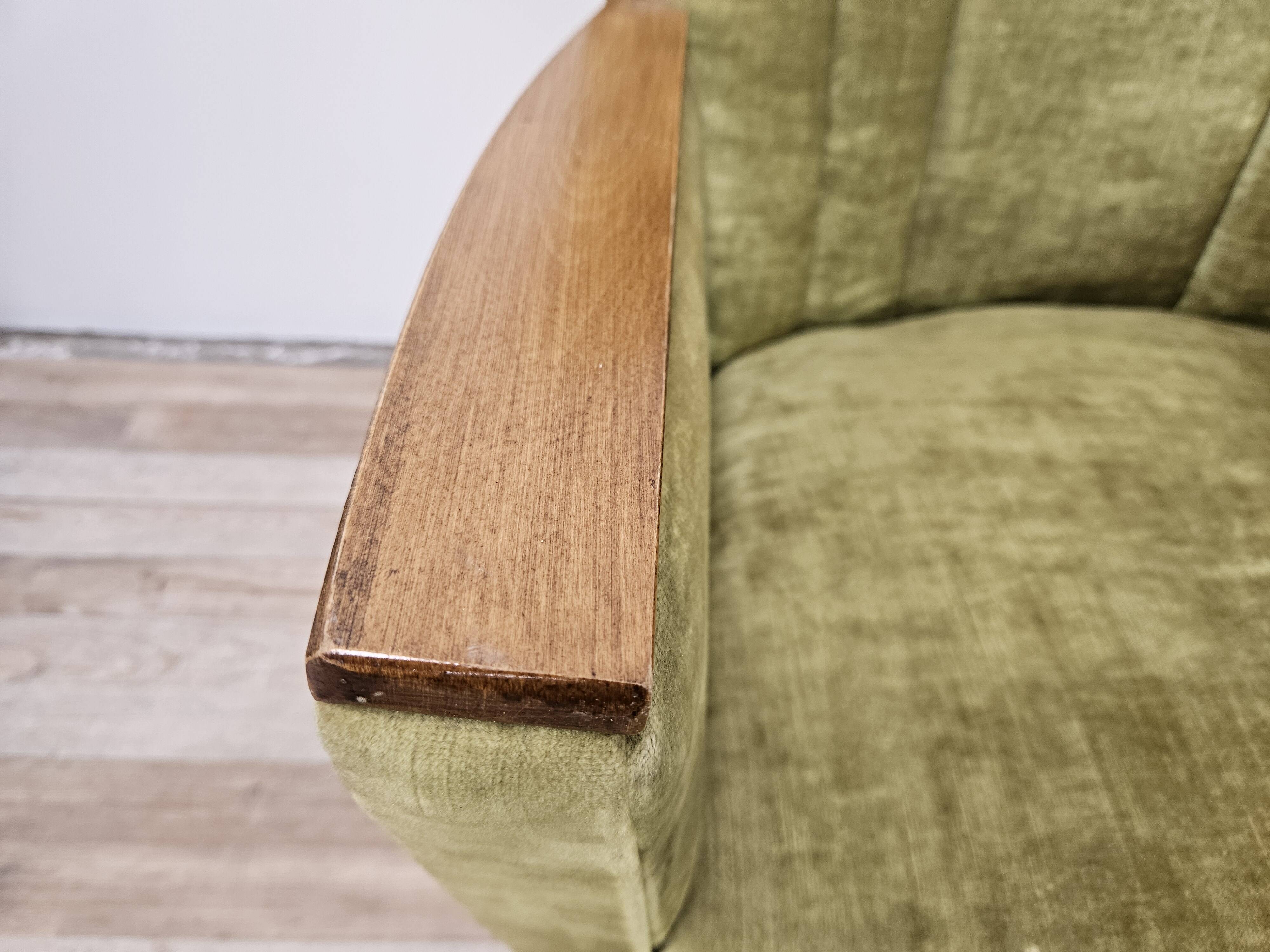 Deux fauteuils cocktail en tissu vert des années 1950 à roulettes