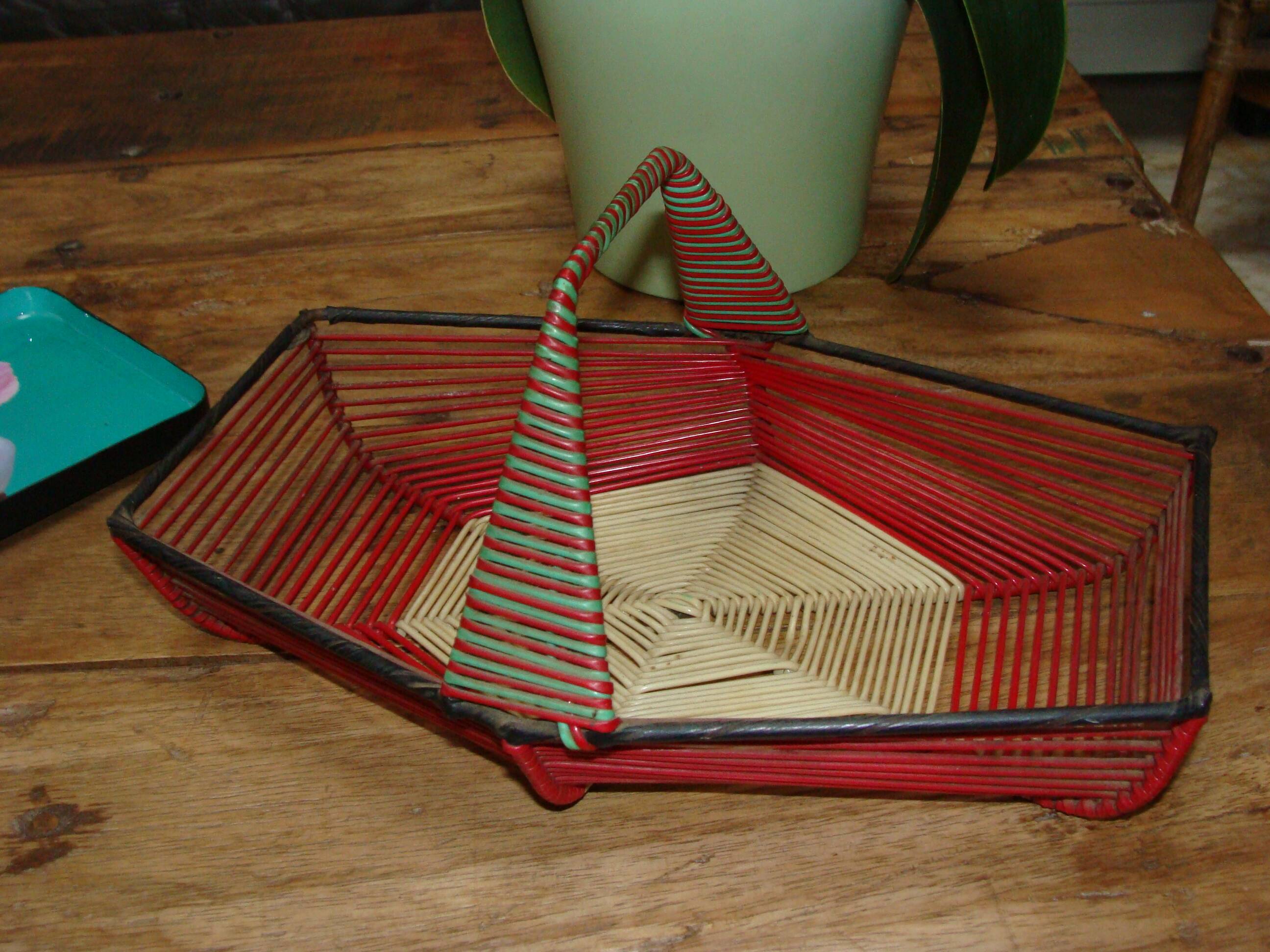 Vintage scoubidou table basket