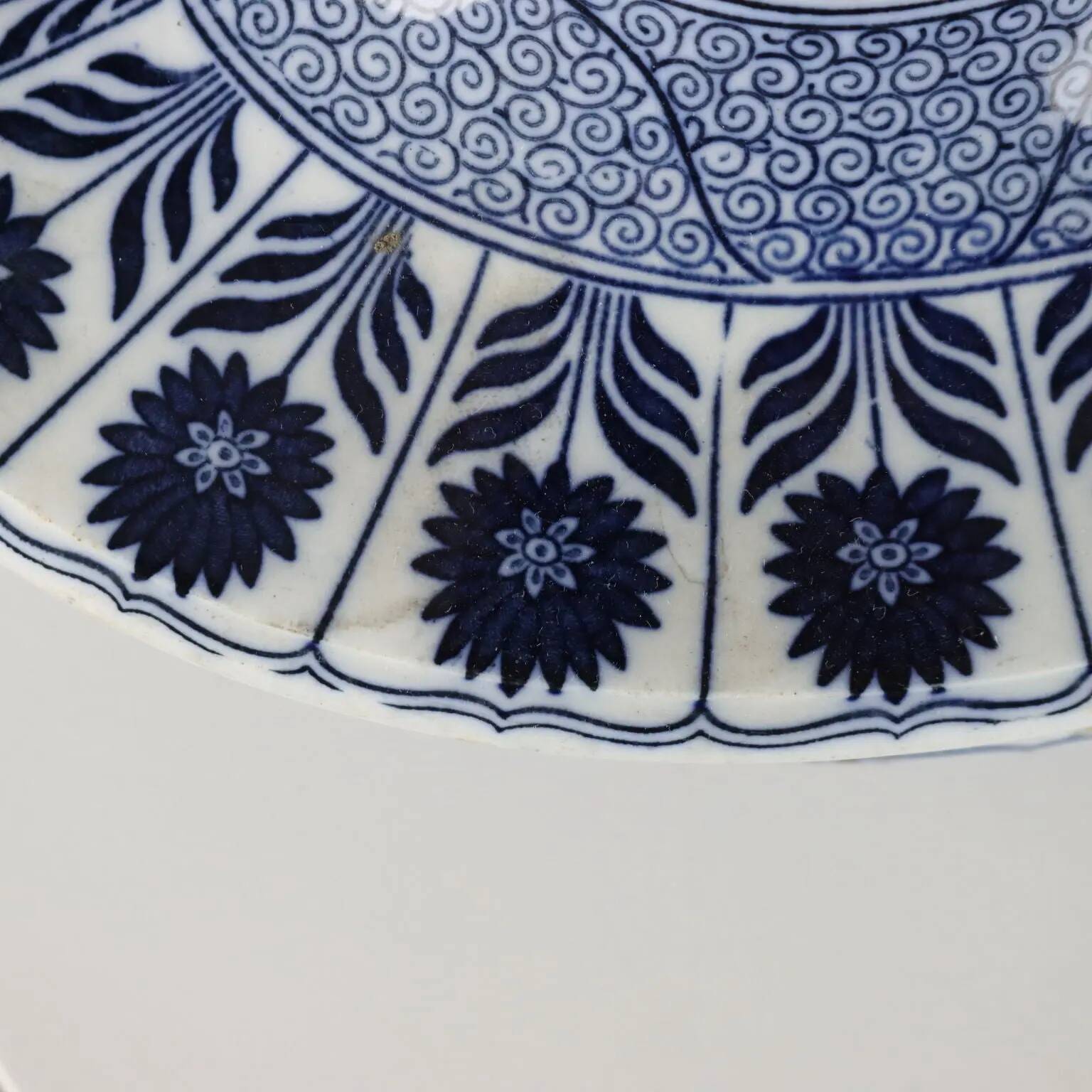 Antique vegetable dish in porcelain, Minton factory, England 1800s.