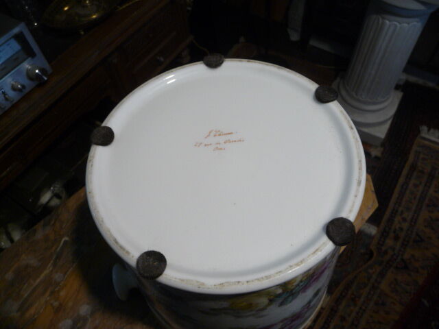 Paris porcelain pot cache