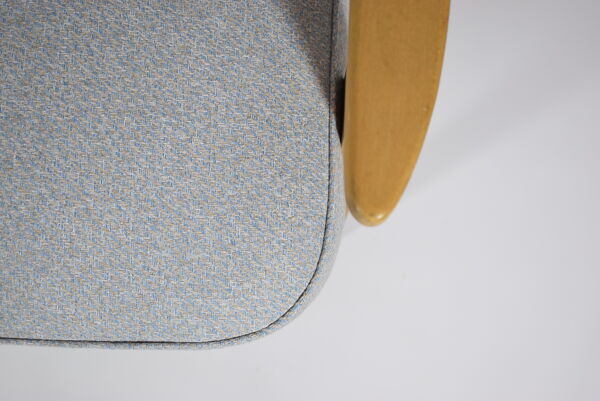 Fauteuil original restauré 366, designer J. Chierowski, années 60, bleu, bois de chêne