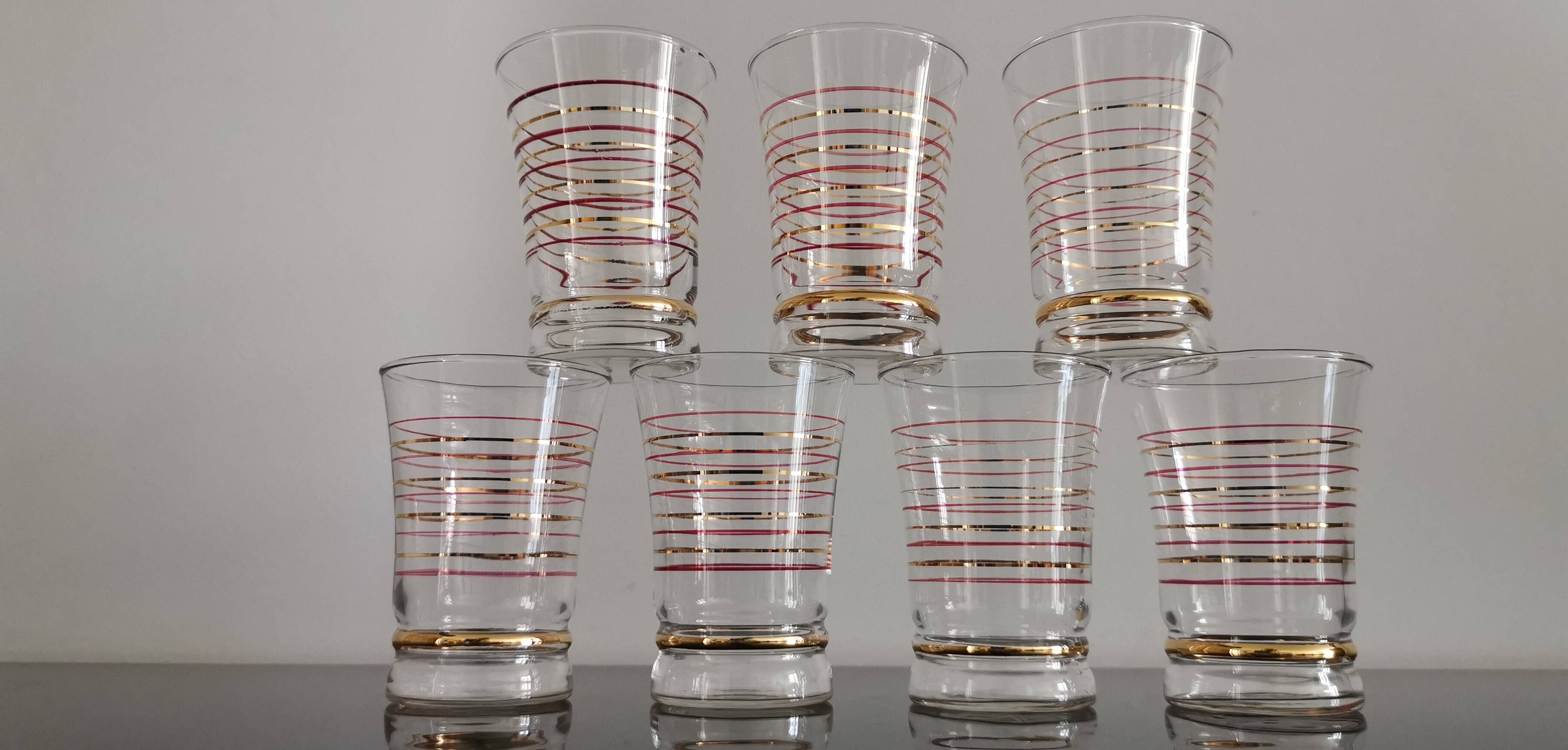 Set of 7 vintage glasses with gold and red edges from the 50s/60s