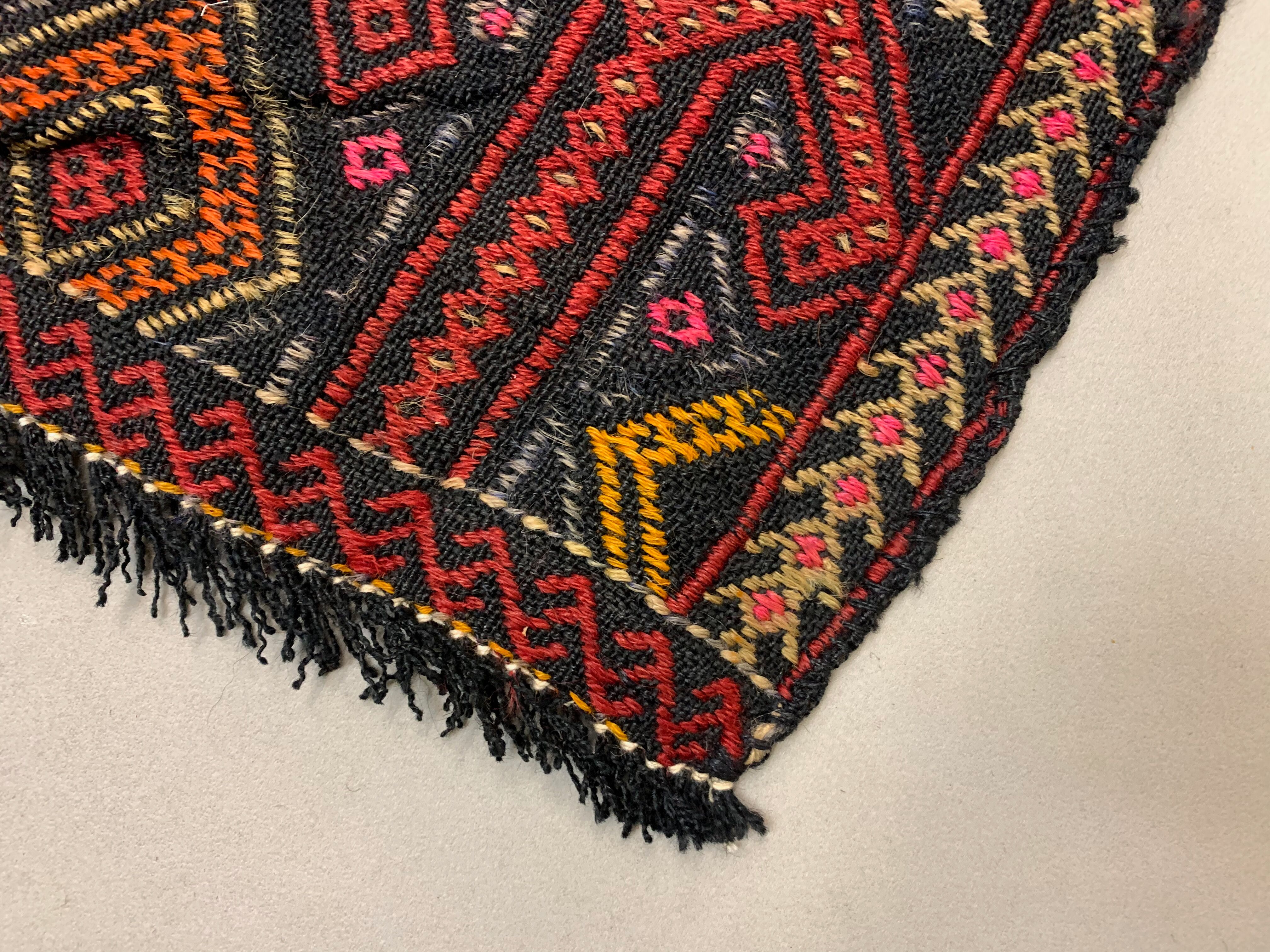 Vintage turkish mini kilim 76x50 cm shabby wool kelim rug black red green