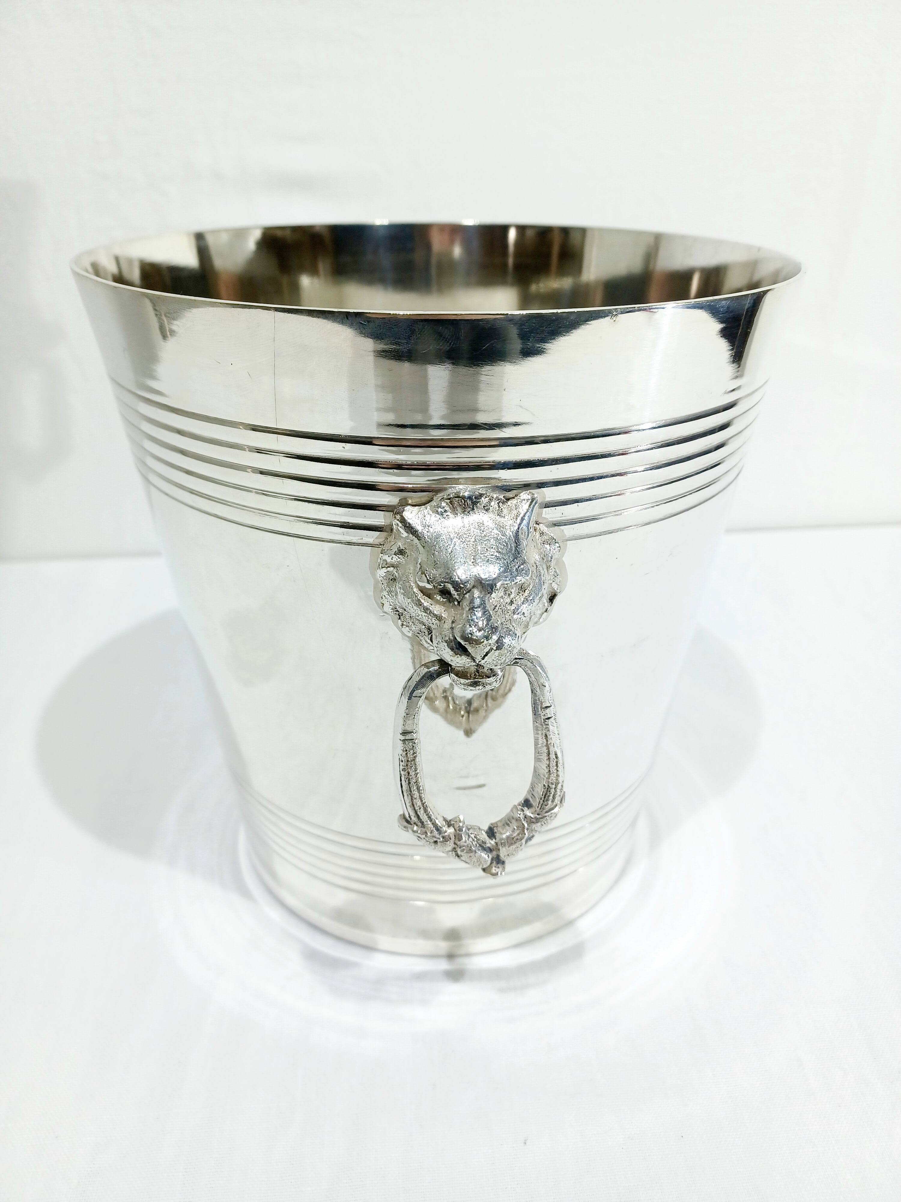 Seau à champagne en métal argenté, tête de lion