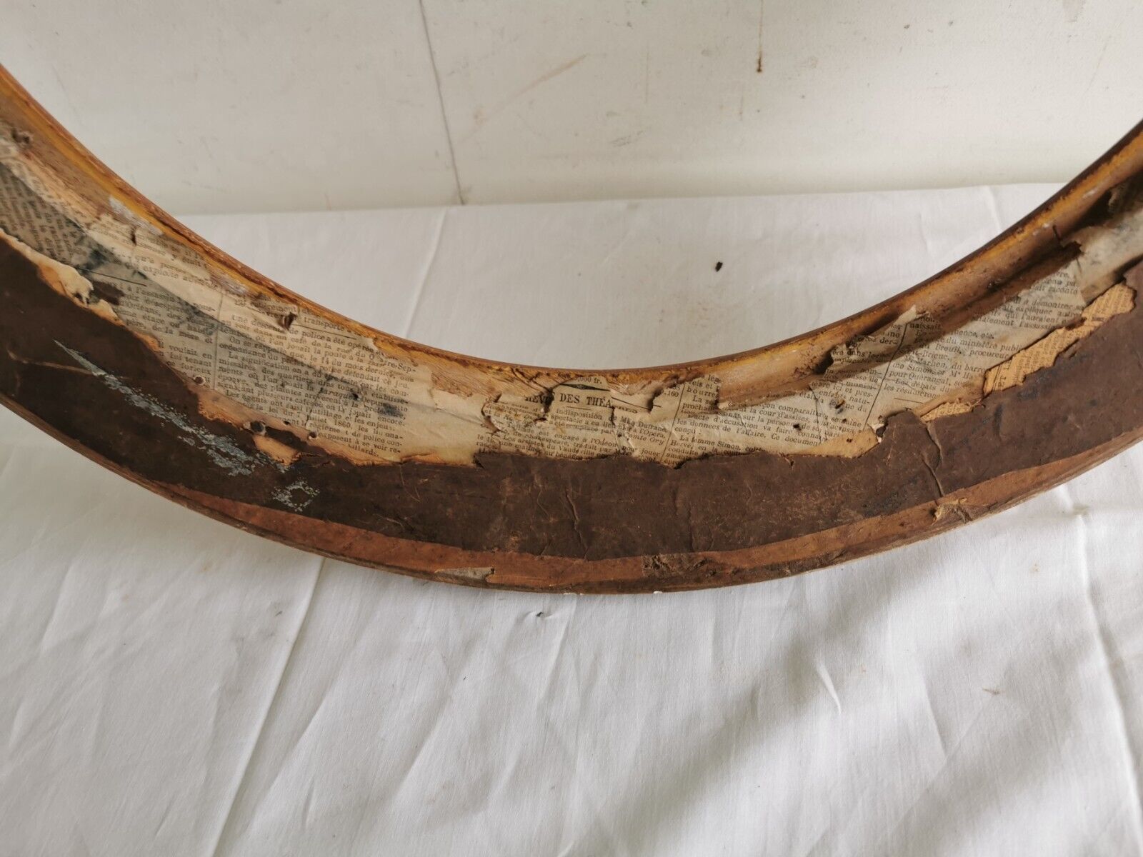 Frame oval 1st moitie of the xixth wood golden stucco