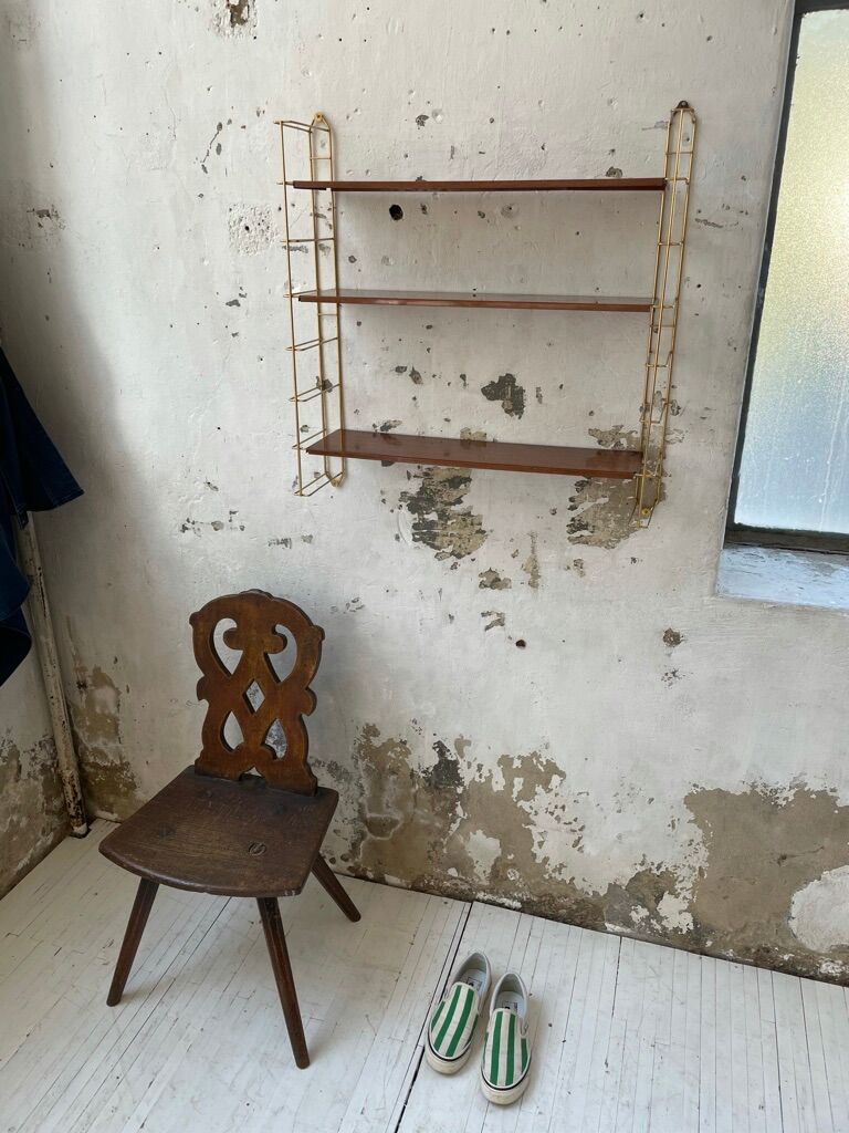 String-type wall shelf