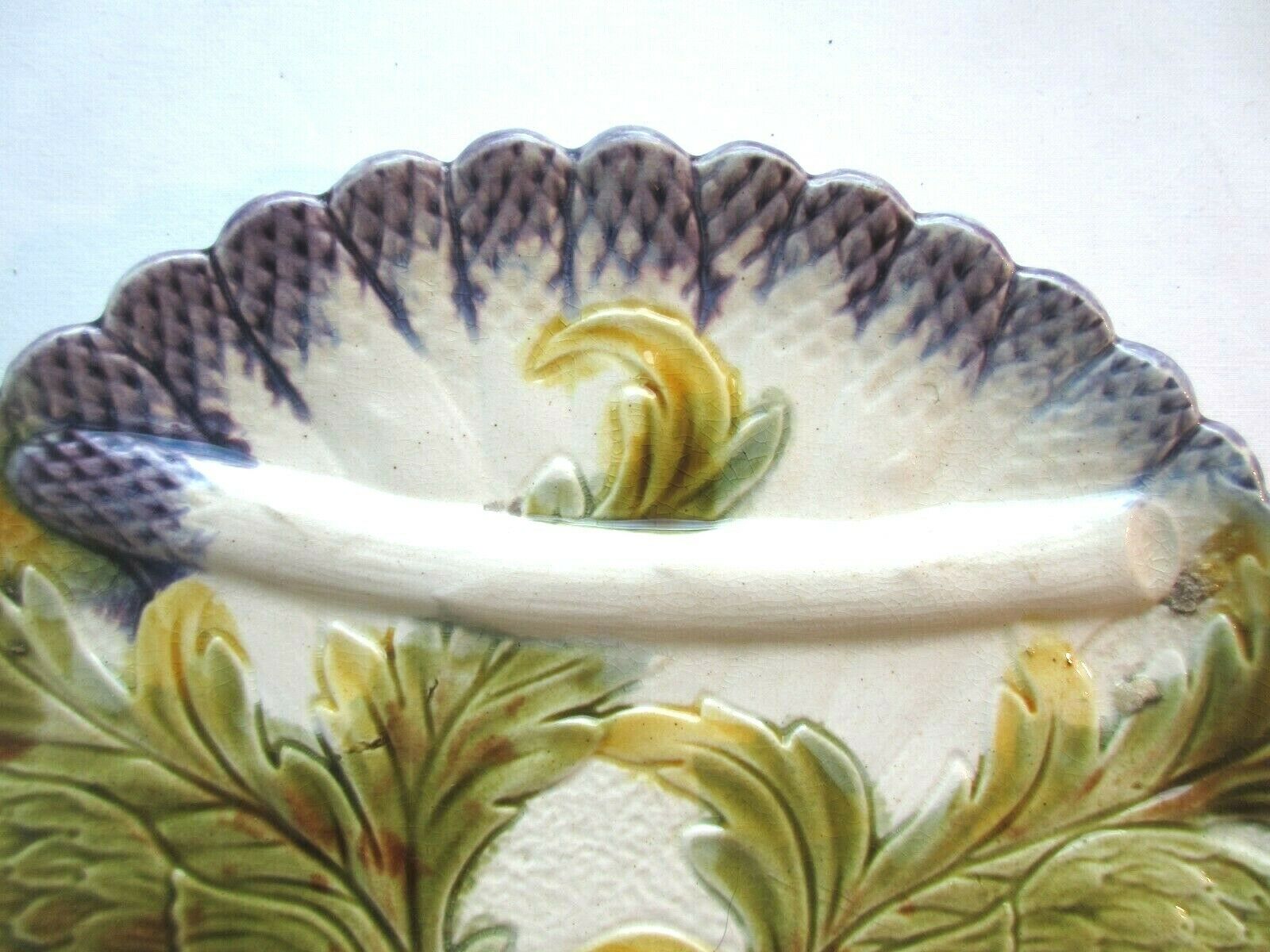 Old dabbling plate with 2 artichokes with leaves and several asparagus