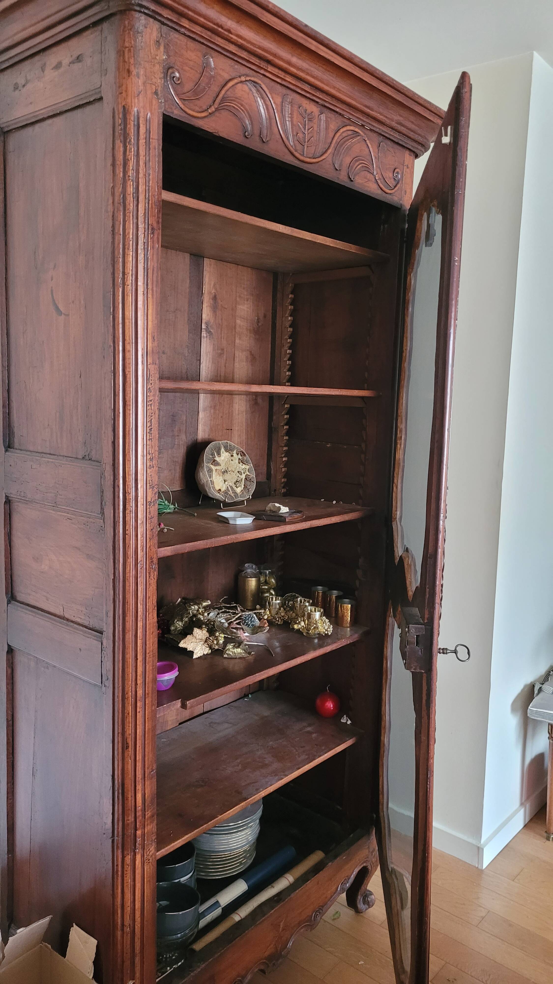 Magnificent antique bonnetière in carved solid wood – Louis XV style