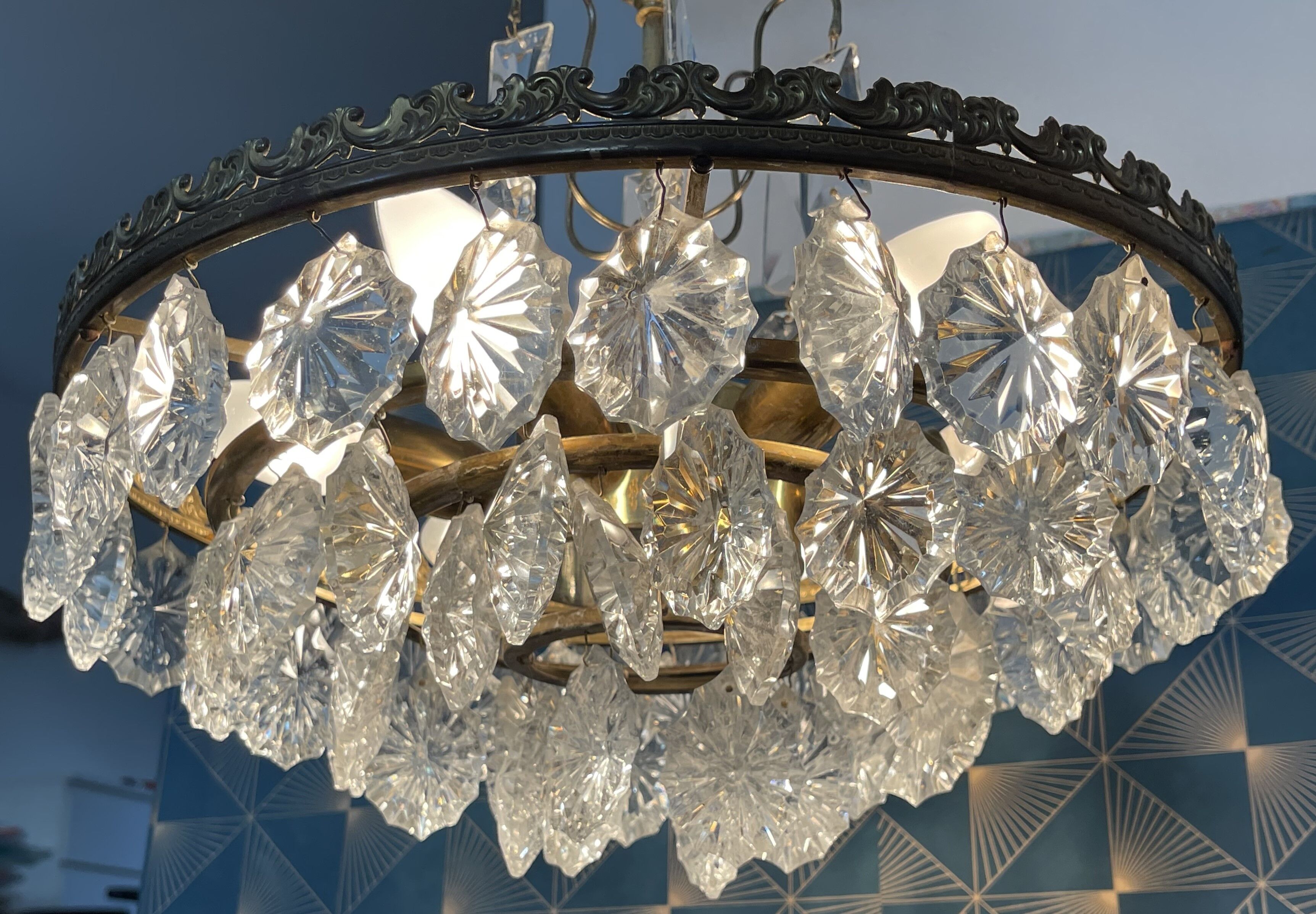 Brass chandelier and glass tassels, 3 floors, 6 burners