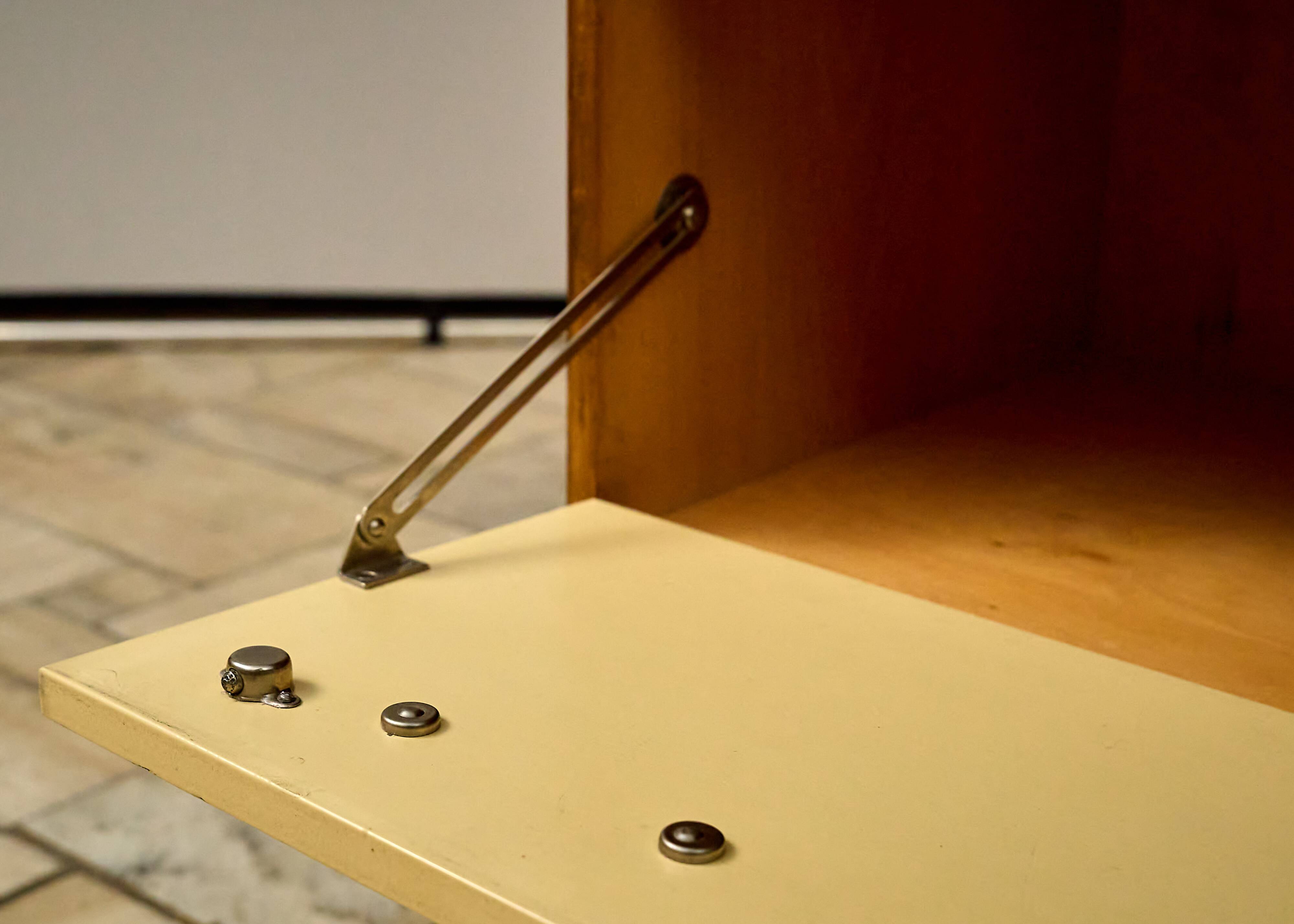 Vitrine du milieu du siècle des années 1960, Tchécoslovaquie