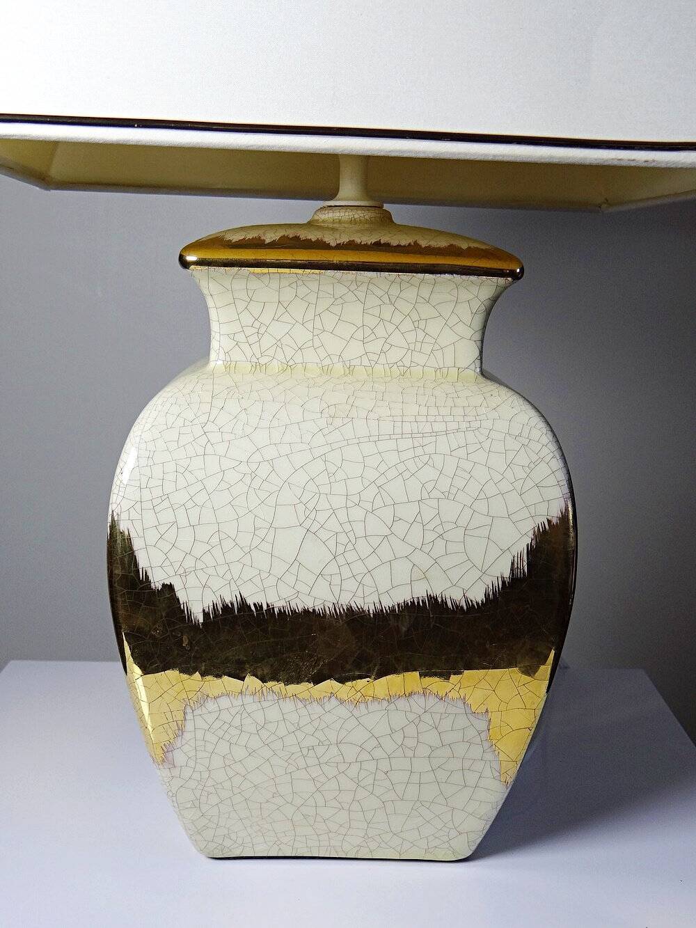 Large vintage Italian lamp in cracked ivory ceramic with gilding.