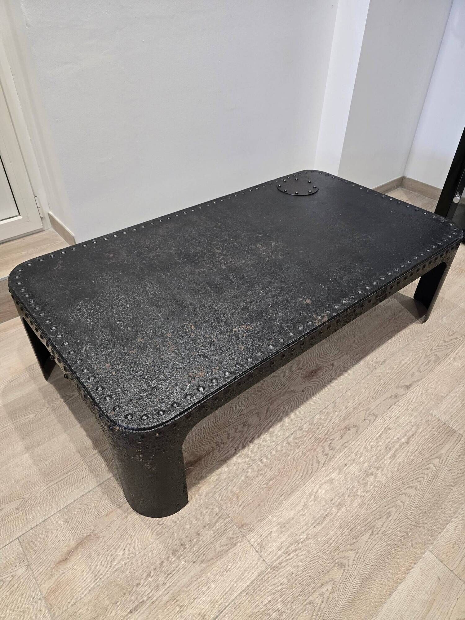 Industrial coffee table in riveted metal from around 1920 – black patina – 145 × 80 cm