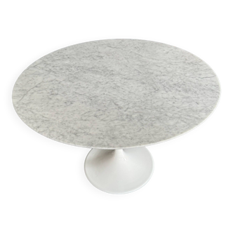 Table en marbre inspiration Tulip de Saarinen