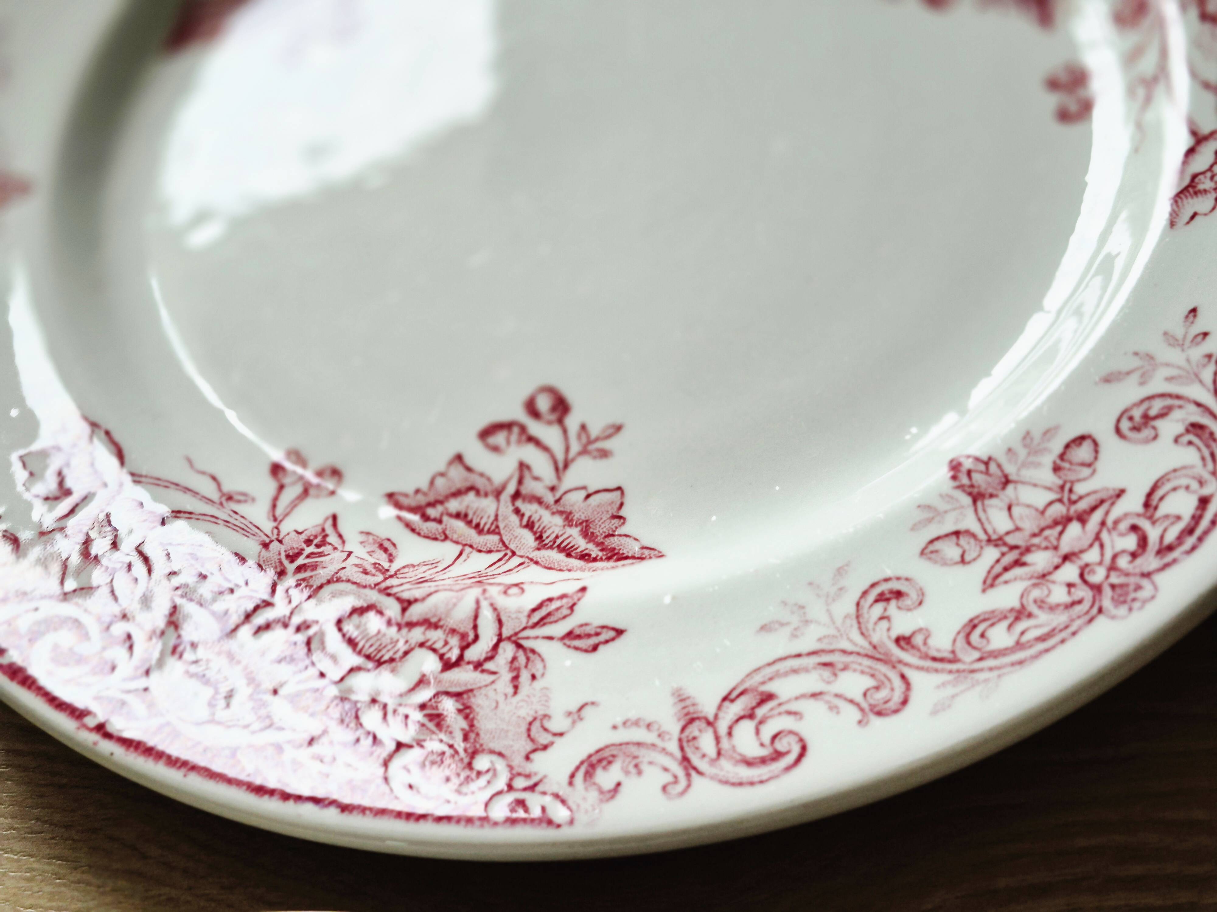 Flat plates made of ironstone LG (Léon Grave 1890/1913), Bouto model.