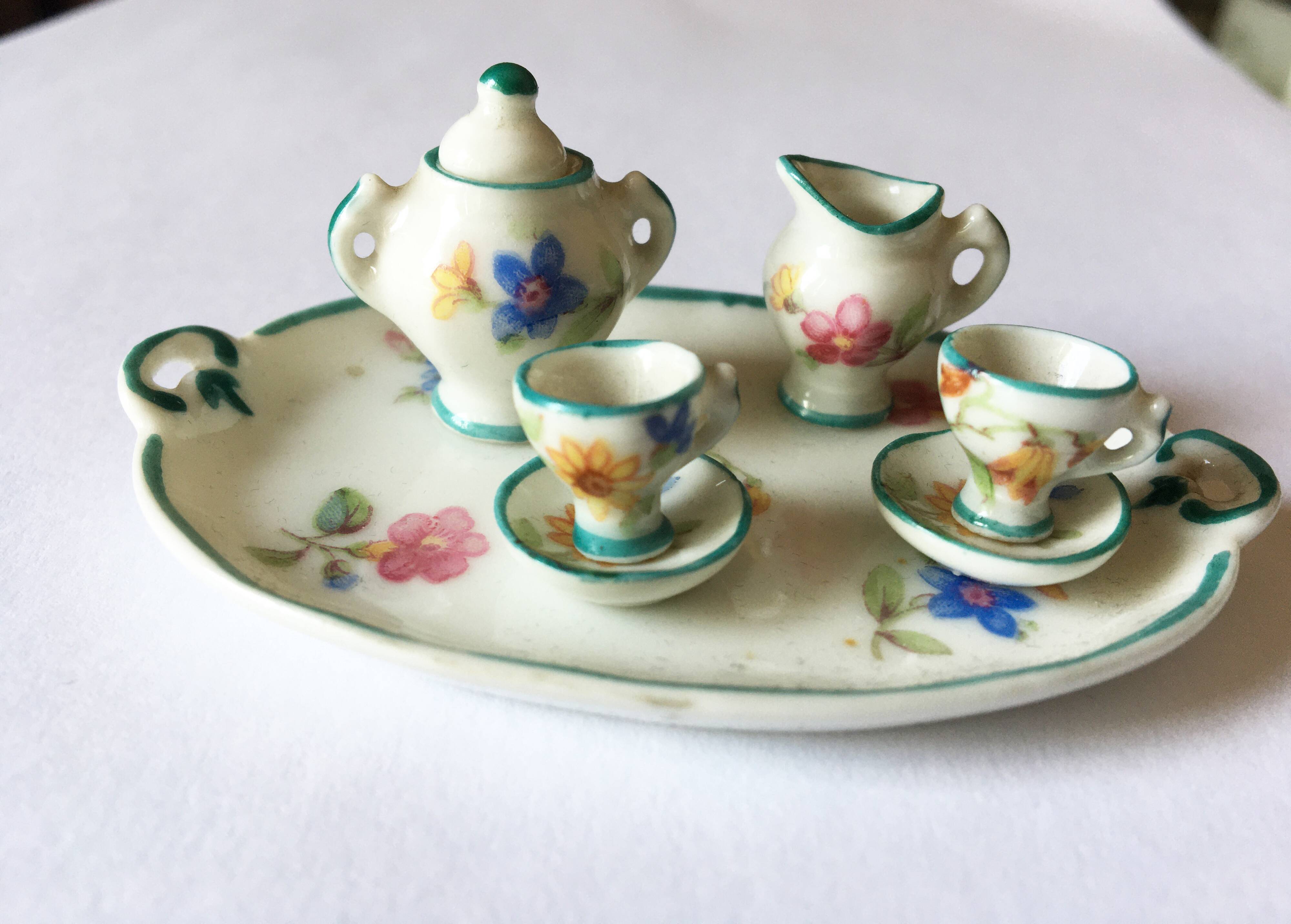 Small antique tea set in porcelain for children.
