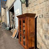 Armoire vitrée en noyer du  français