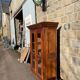 Armoire vitrée en noyer du  français