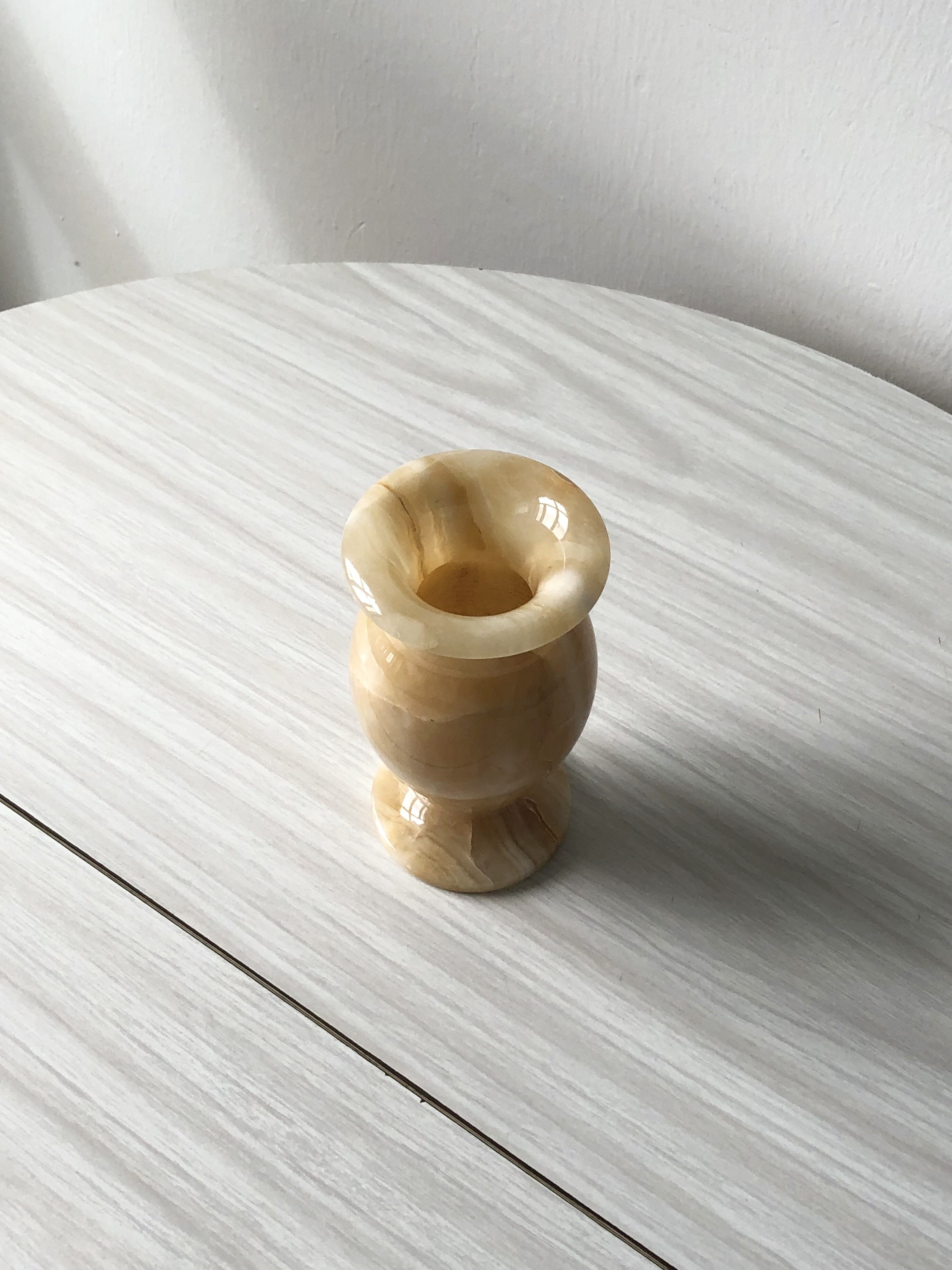 Vase en marbre albâtre onyx