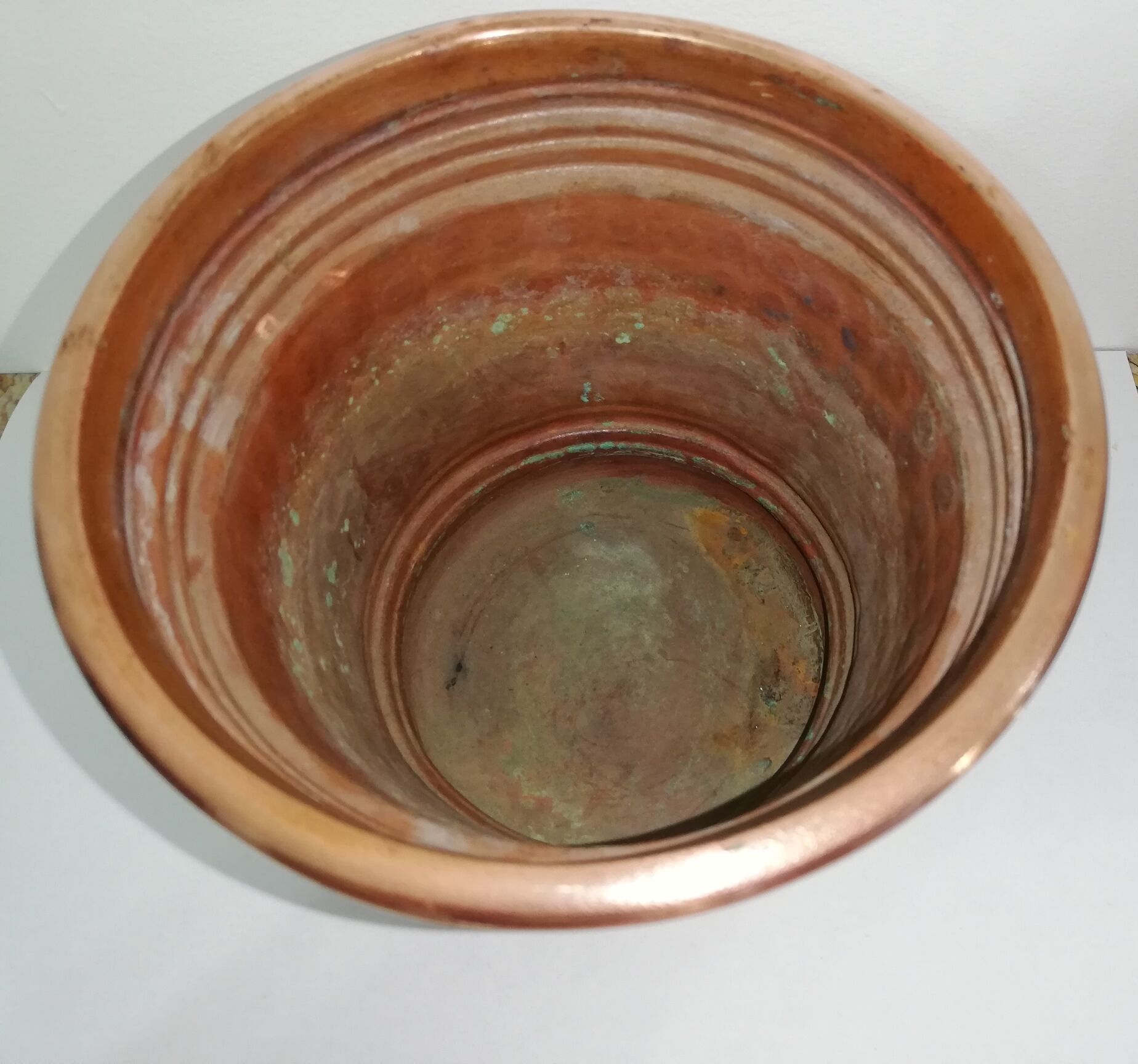 Cache pot en cuivre martelé estampillé "Sela"