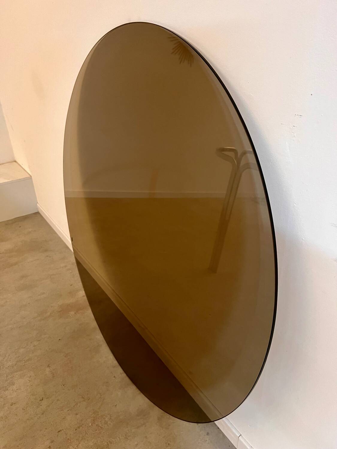 Table ronde vintage tubulaire en métal et verre fumé design année 70