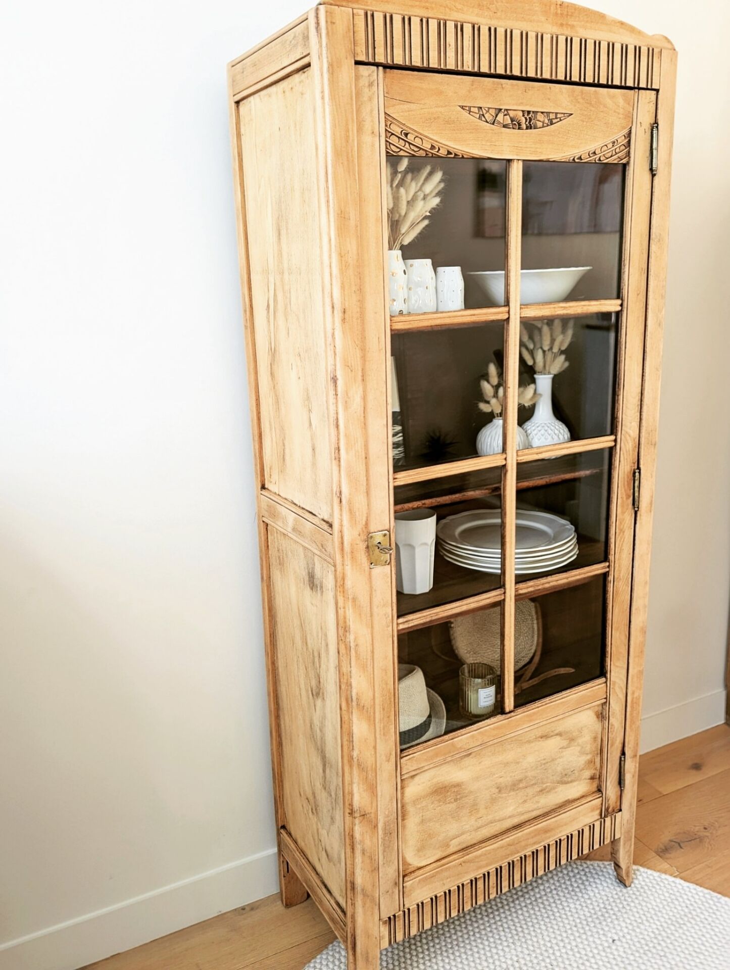 Armoire bonnetière Art Déco vitrée