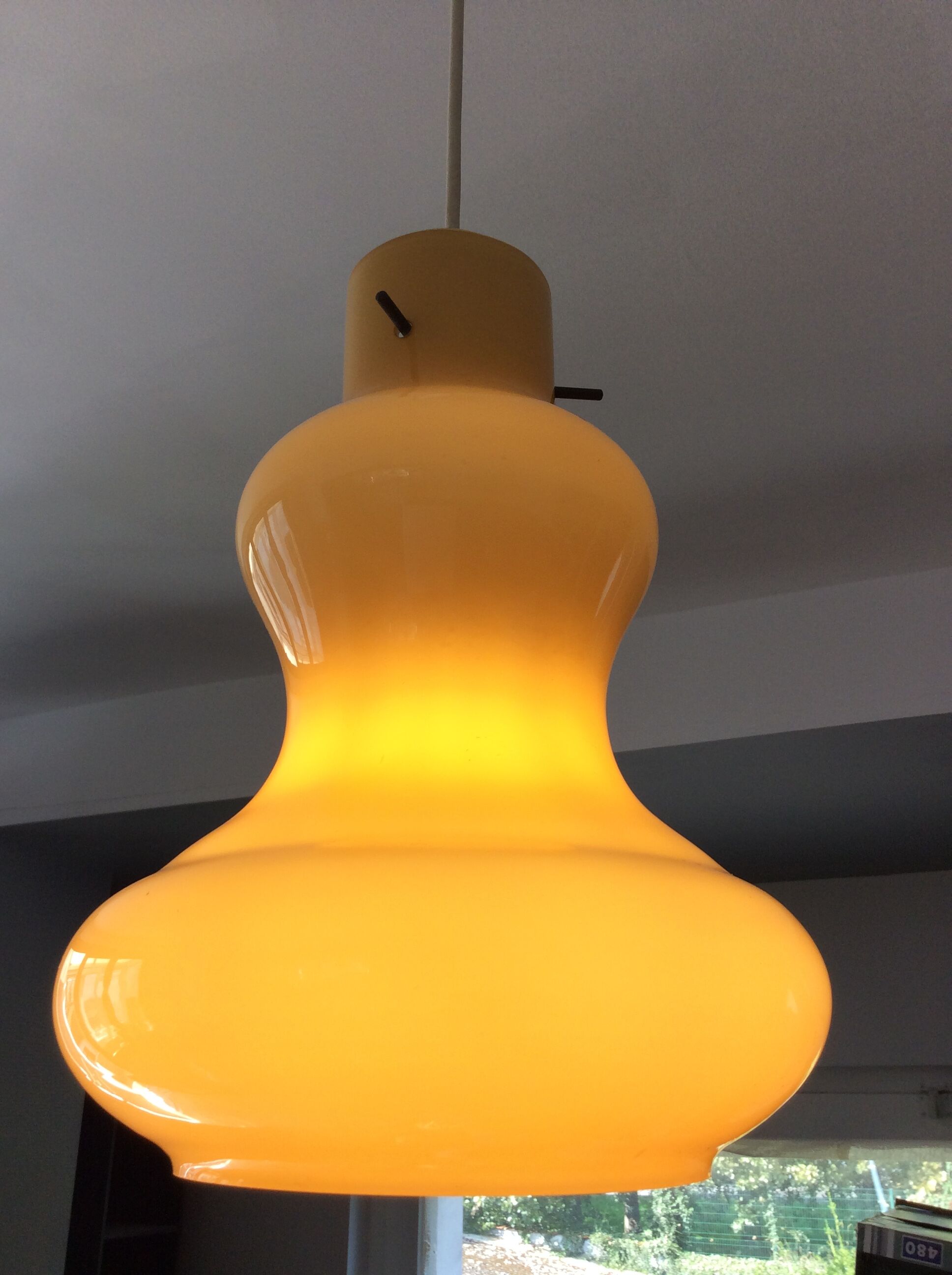 Suspension scandinave des années 60-70 en opaline