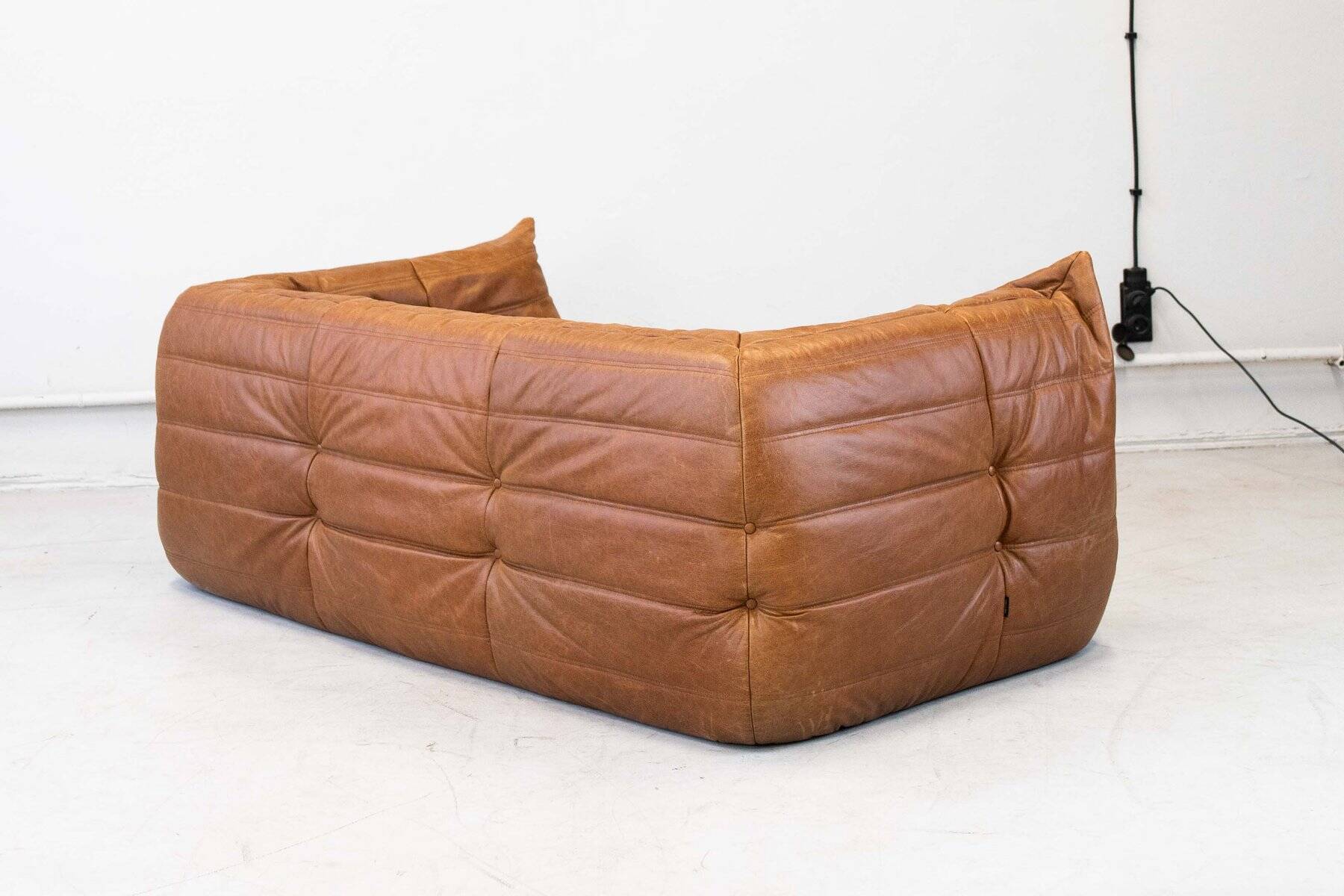 Canapé Togo vintage deux places avec accoudoirs en cuir de pin marron attribué à Michel Ducaroy pour Ligne Roset, années 1970