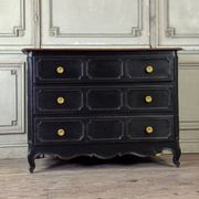 Commode en chêne Louis XV, patine noire, XVIIIe siècle