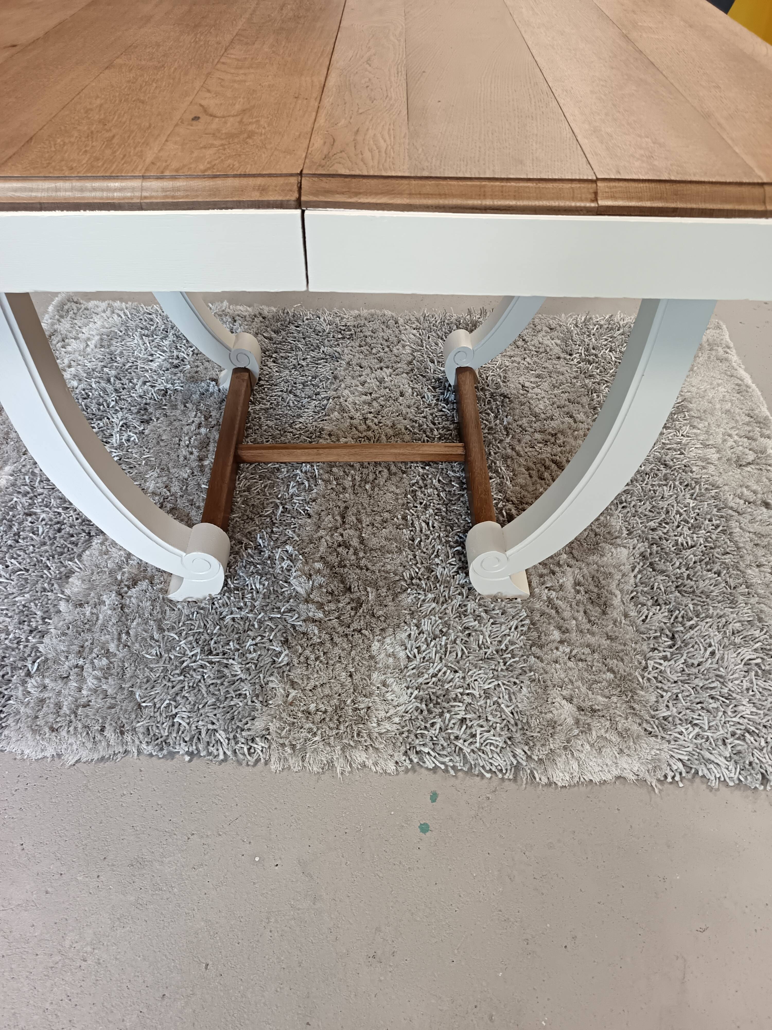 Restored oak table in natural wood and linen.