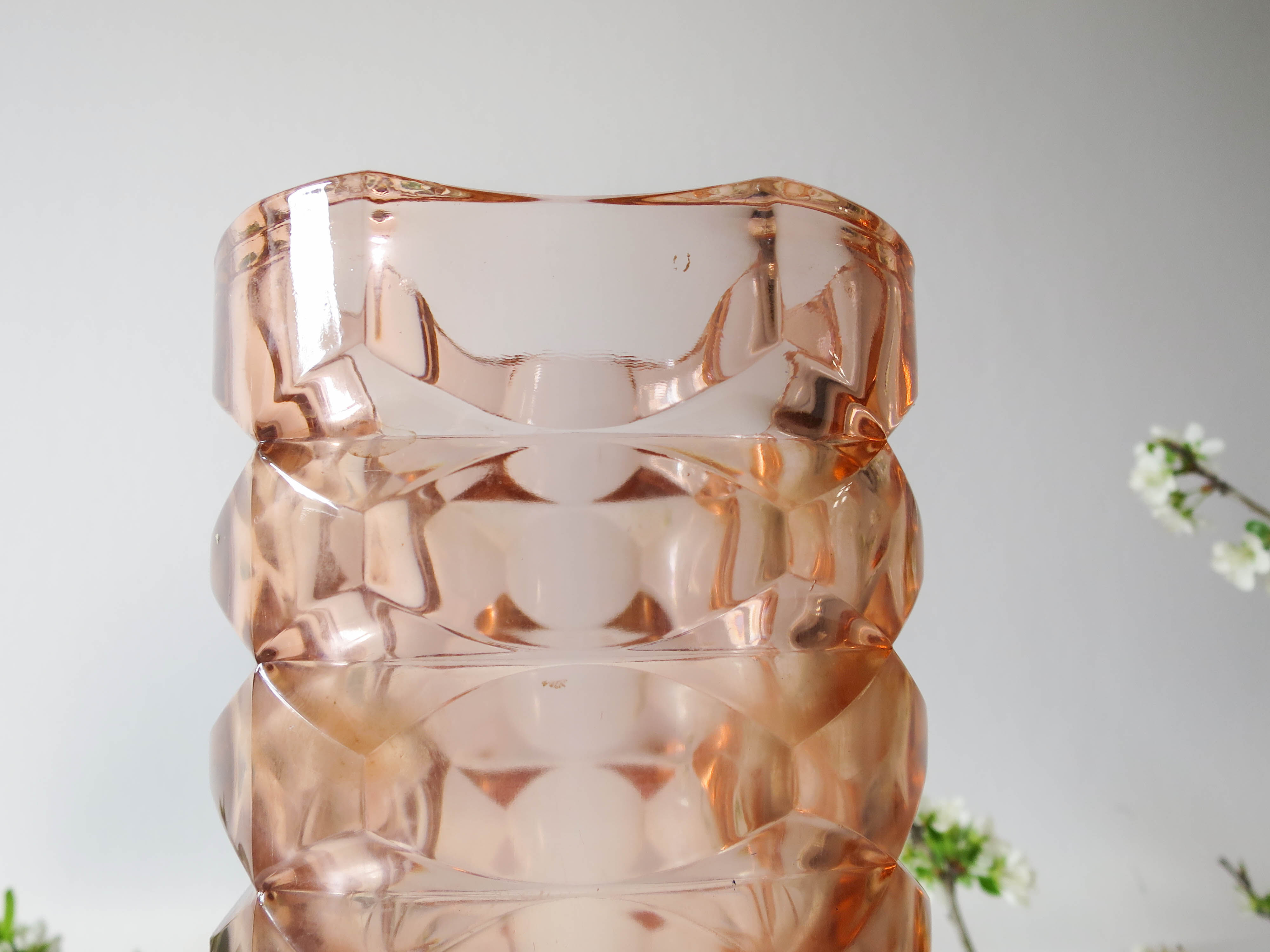 Glass faceted vase pink